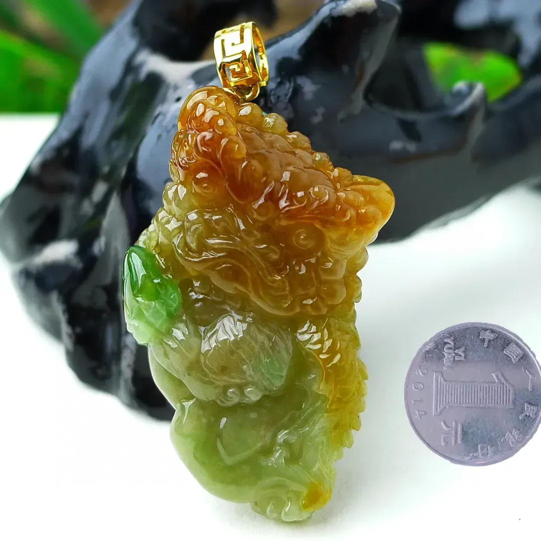缅甸天然翡翠A货，精美水润，18K金扣镶嵌 双彩黄加绿貔貅吊坠，老坑三彩料子，玉质细腻，形态立体，俏色巧雕，尺寸：42*23*10mm   1292