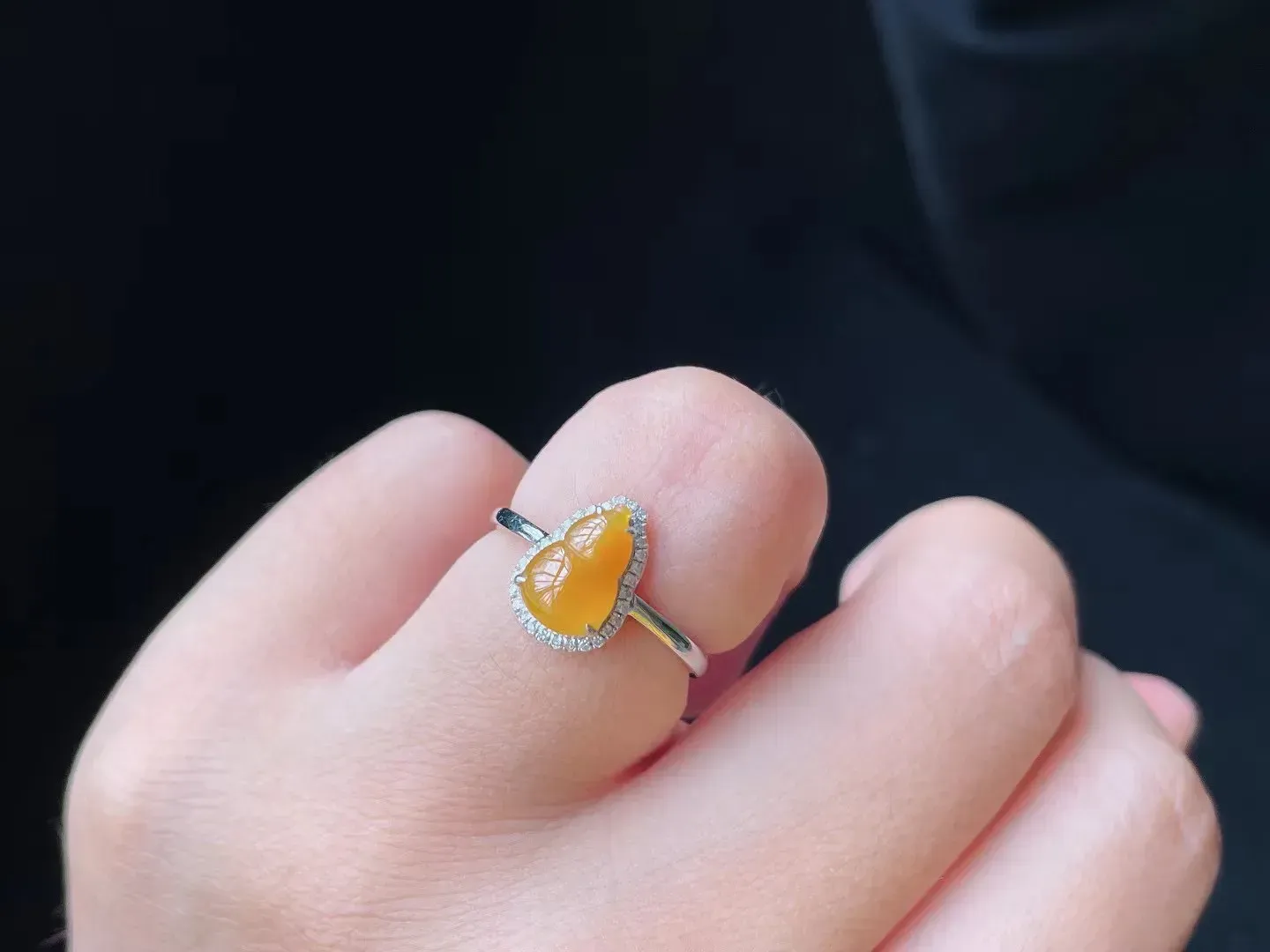 18K冰种冰黄·葫芦戒指
 
尺寸 裸9.1-6.2-2内径17.3