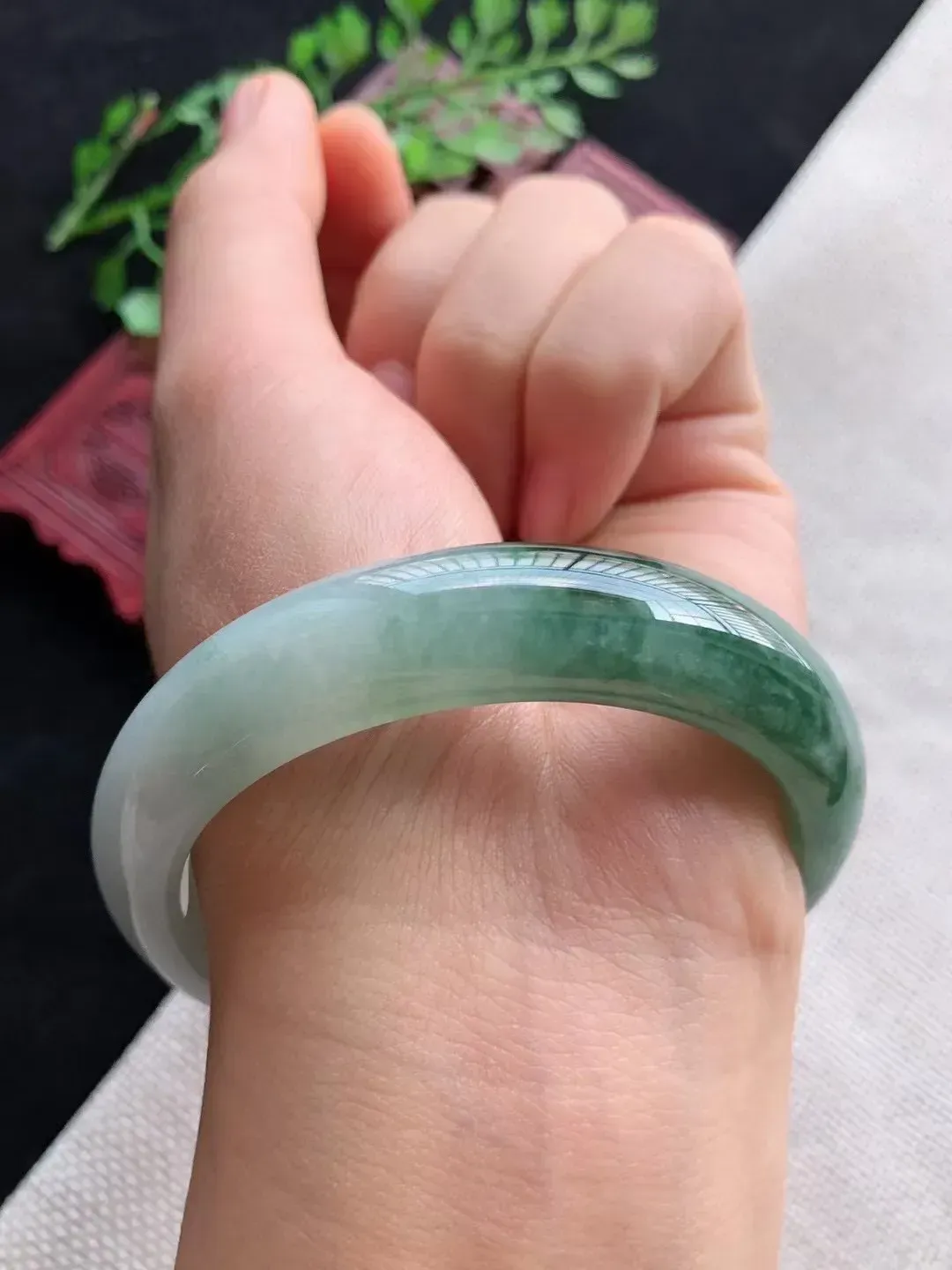 老坑飘绿正圈手镯尺寸54圈口×13×8mm重量55.79g  W