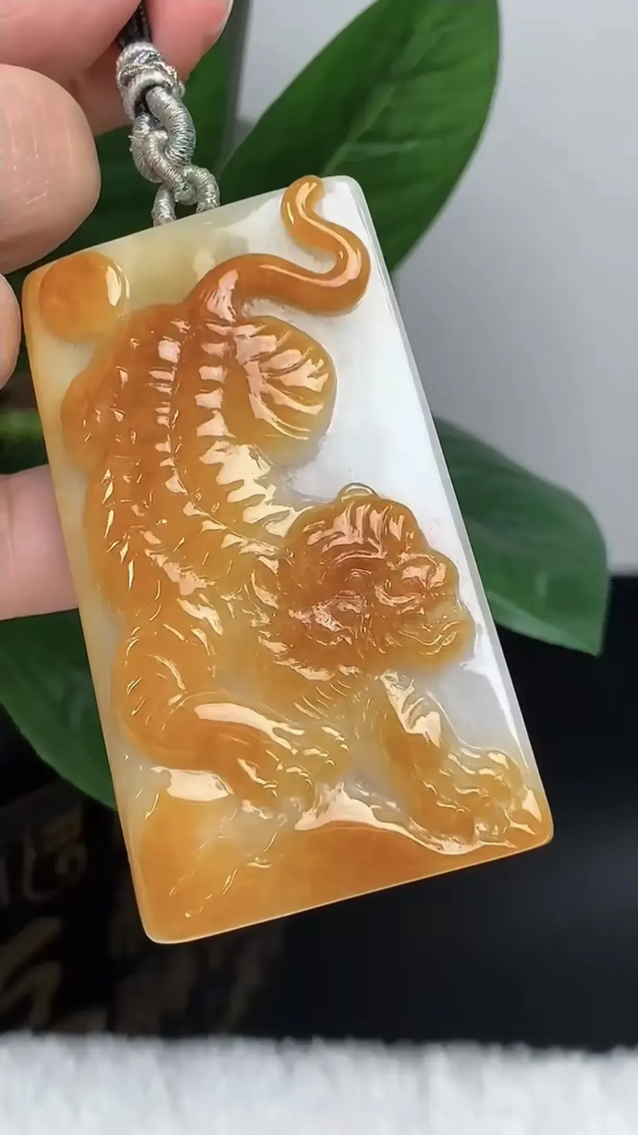 天然A货翡翠 老坑料起胶冰润飘黄翡生肖虎牌吊坠 玉质细腻 色泽鲜艳 种水好 佩带效果佳 尺寸：63.4×36.3×9.5mm   y63.94
