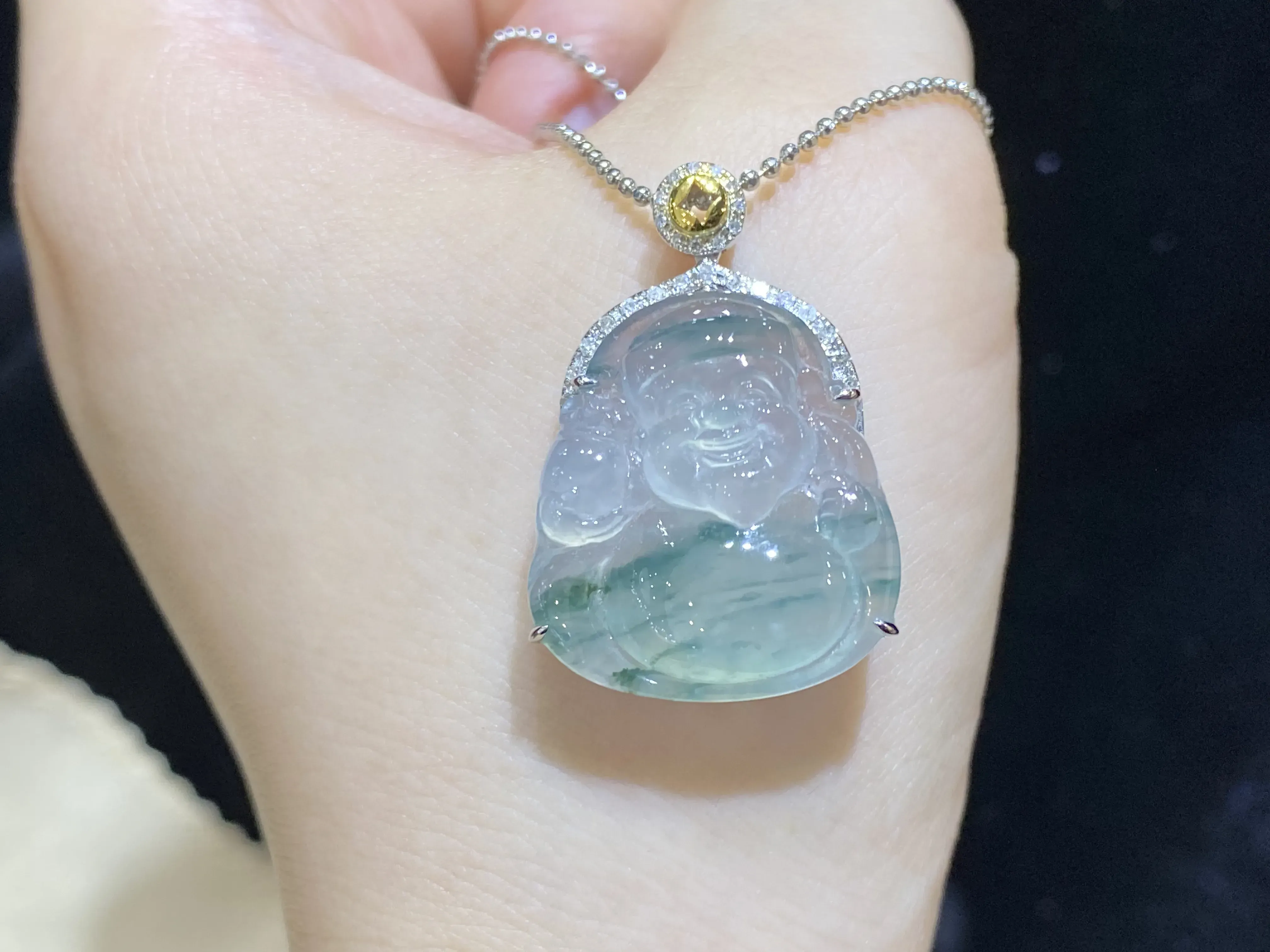 优选推荐冰种飘花财神吊坠，18k金镶嵌，冰清水润，品相佳，精致新颖，佩戴时尚出众，整体尺寸：3