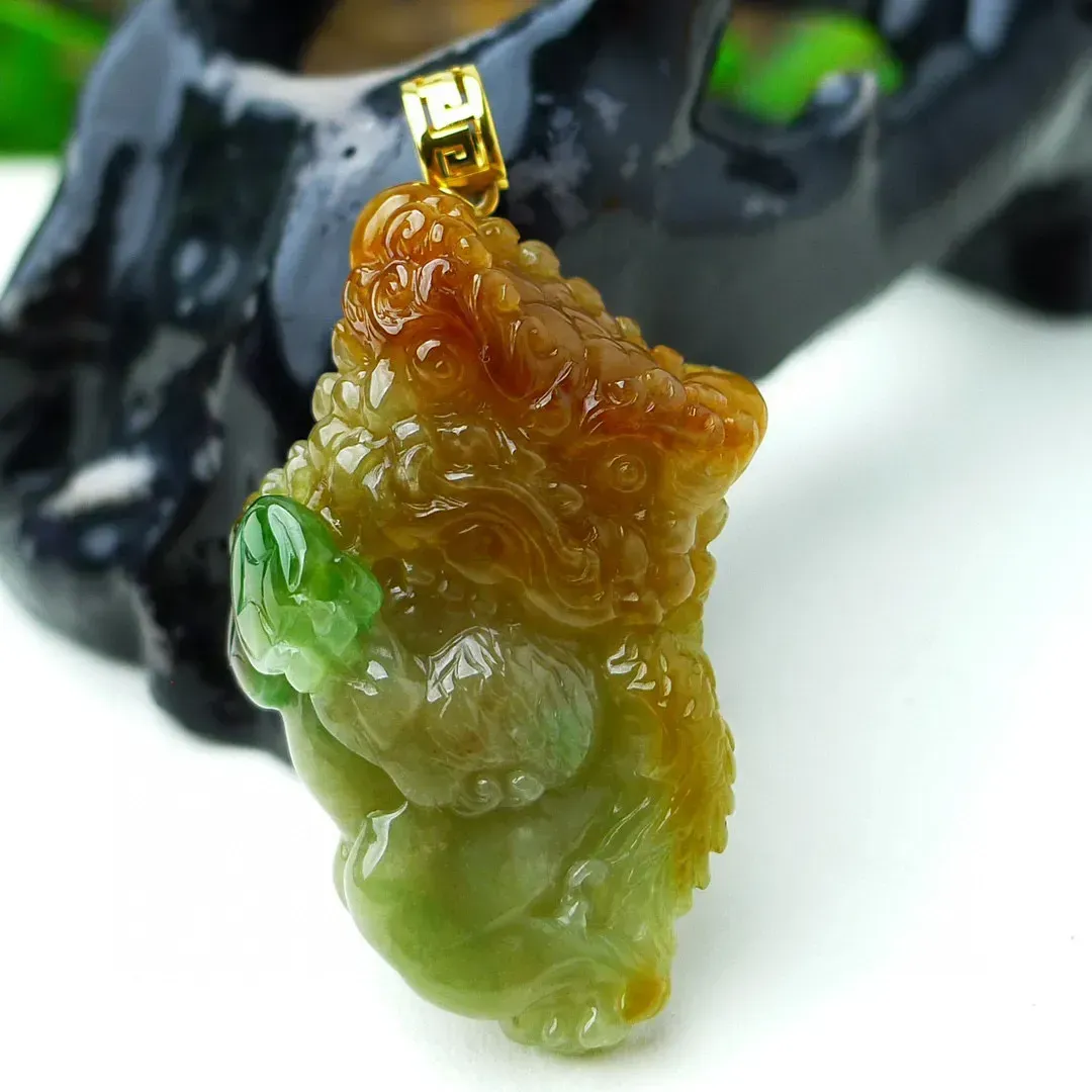 缅甸天然翡翠A货，精美水润，18K金扣镶嵌 双彩黄加绿貔貅吊坠，老坑三彩料子，玉质细腻，形态立体，俏色巧雕，尺寸：42*23*10mm   1292