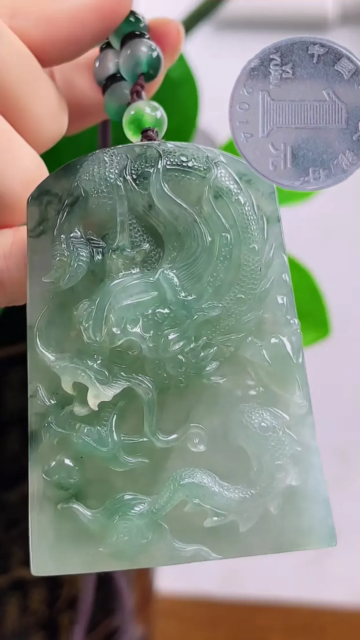 缅甸天然A货翡翠 老坑料起胶冰润霸气龙牌吊坠 精美水润 玉质细腻 色泽鲜艳 种水好  尺寸：72.50.13   y92.21