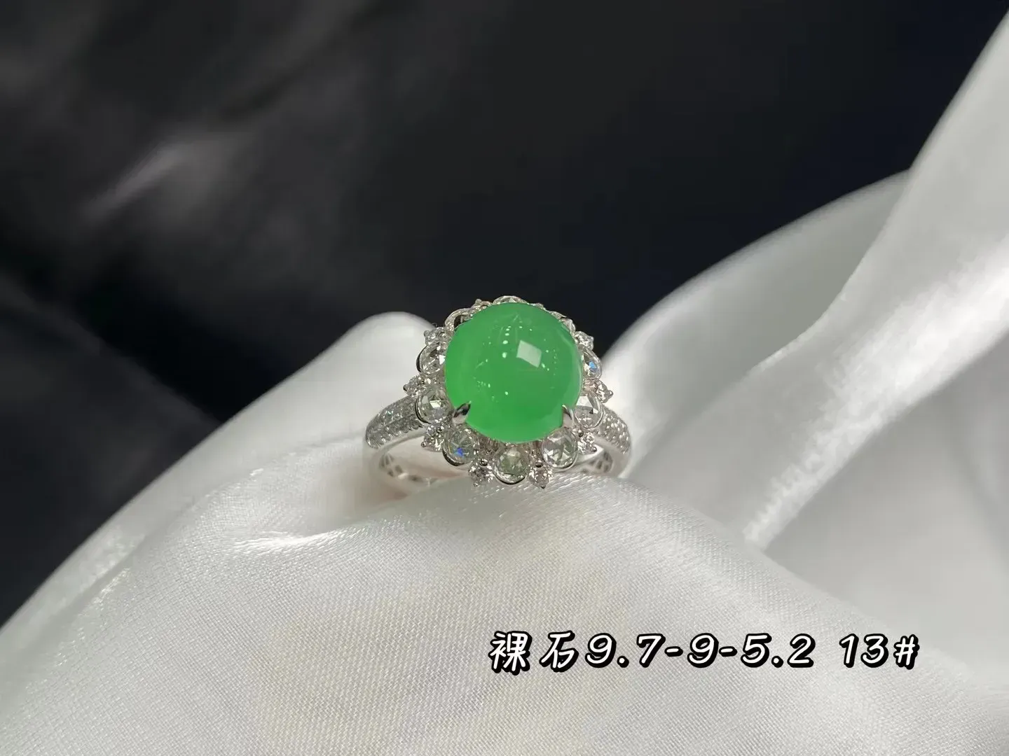 优选推荐冰绿蛋面戒指，18k金镶嵌，冰清水润，品相佳，颜色靓丽，精致新颖，佩戴时尚出众，裸石尺寸：9.7-9-5.2毫米，圈口：13