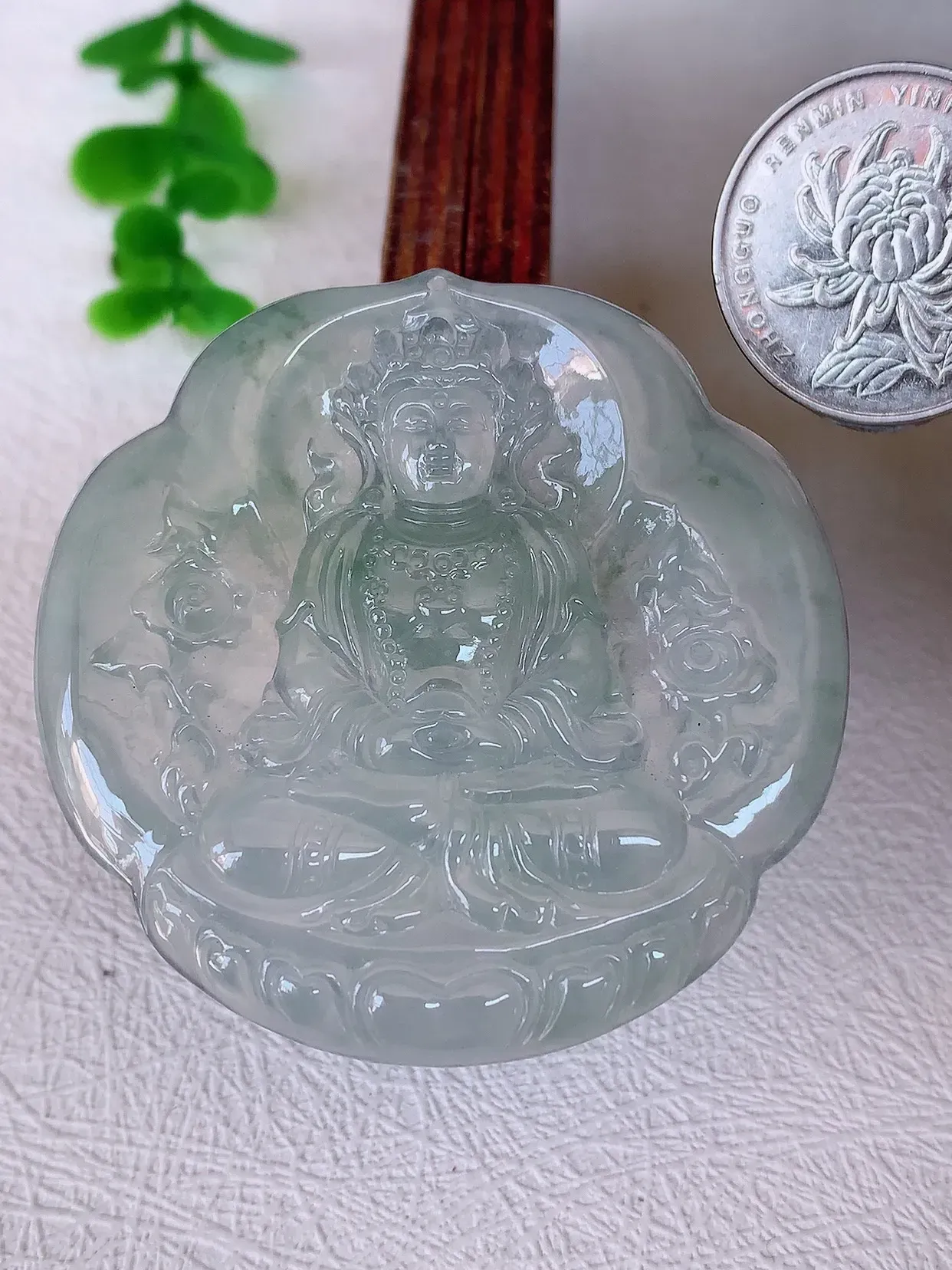 自然光实拍，老坑冰度母观音吊坠，法相庄严，灵华自然，度母是观世音菩萨的化身，度母的造像跟观音一样，是很考验师傅的雕工和底蕴的，头戴宝冠，面容姣好，体态腴美。 呼之欲出的荧光，佩戴效果优雅迷人！性价比超值！#89.20