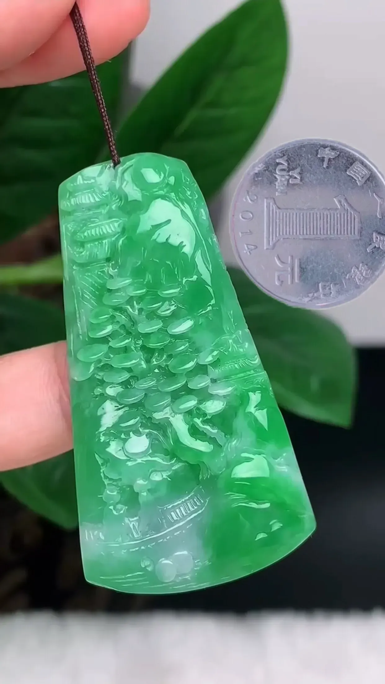 天然A货翡翠 老坑料起胶冰润满绿意境山水牌吊坠 玉质细腻 种老水头足 佩带效果佳 尺寸：52.5*27.9*7.3mm   y19.48