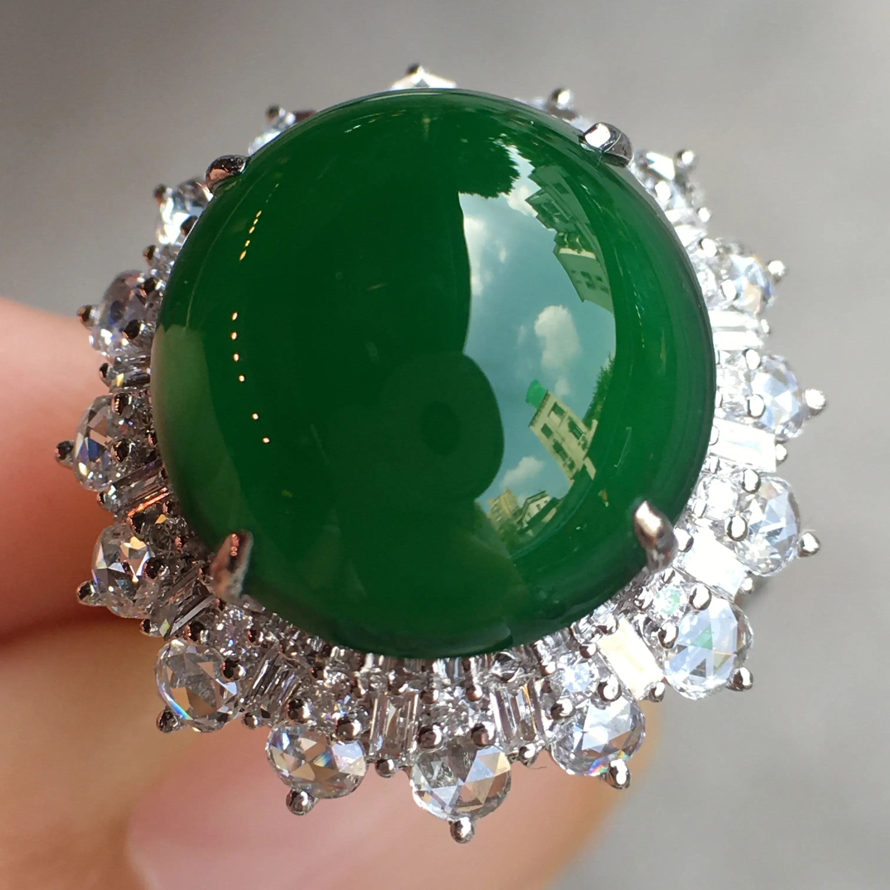 阳绿蛋面戒指，水足盈溢，色阳明媚，
光感好，饱满水灵，精致又百搭！18k金豪
华镶嵌