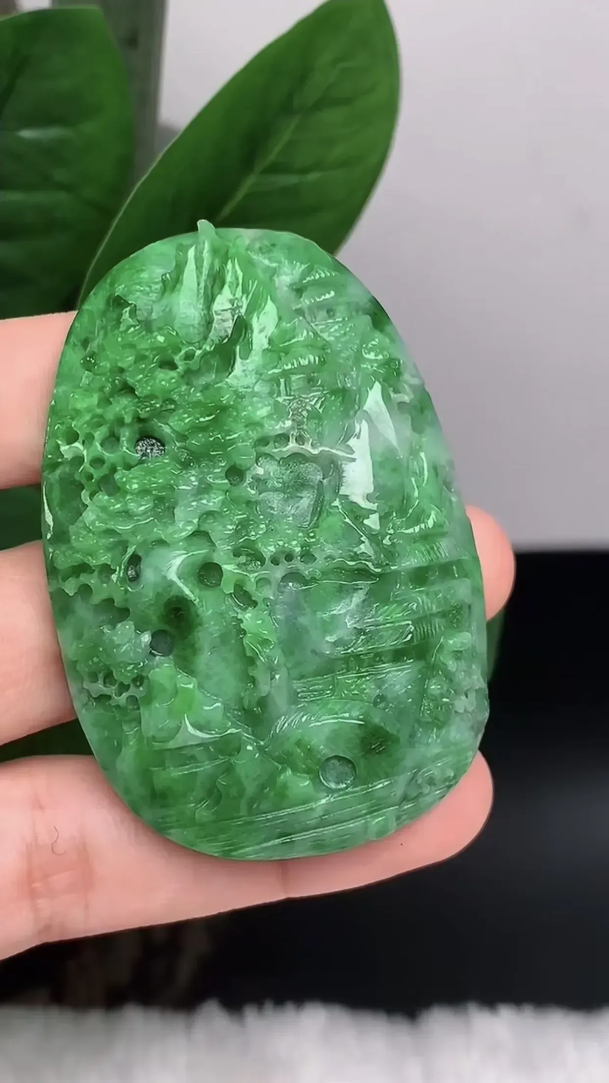 缅甸玉天然A货翡翠 老坑料起胶冰润满绿意境山水牌吊坠 玉质细腻 色泽鲜艳 种老水头足 佩带效果佳 尺寸：62.3×42×12.5mm   y59.94
