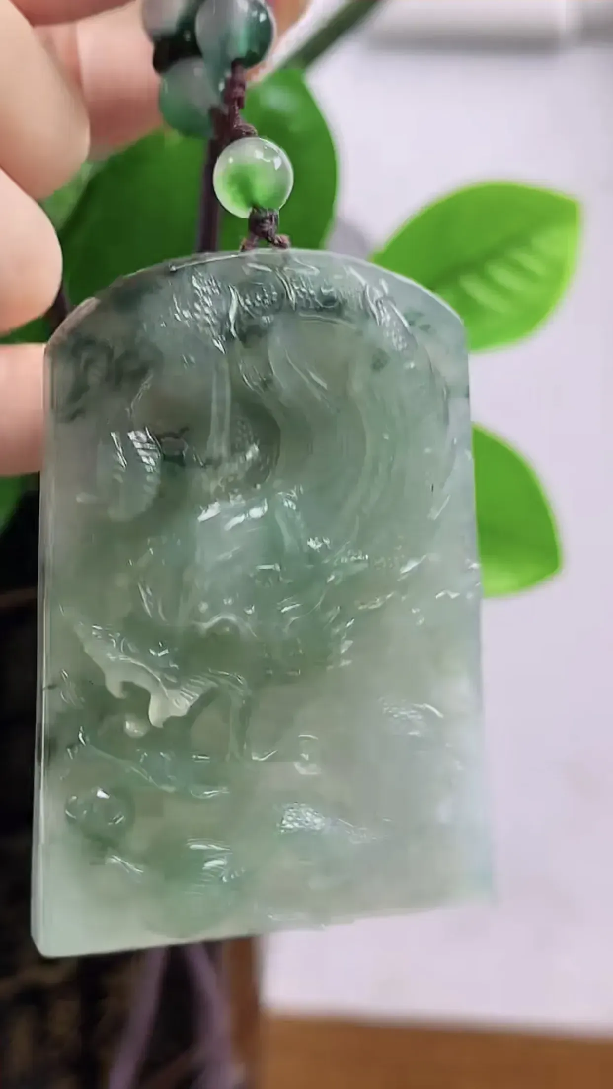 缅甸天然A货翡翠 老坑料起胶冰润霸气龙牌吊坠 精美水润 玉质细腻 色泽鲜艳 种水好  尺寸：72.50.13   y92.21