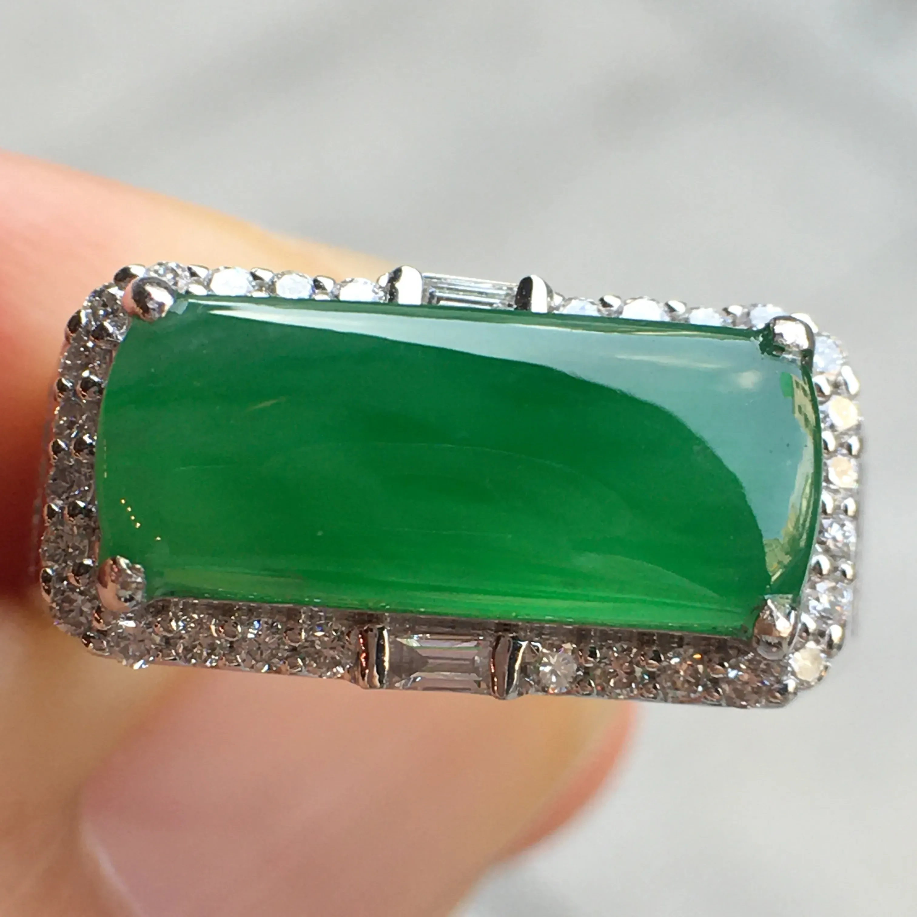 阳绿马鞍戒指，水润细腻，色泽艳阳均匀，形体
饱满，镶嵌超美，18k金豪华镶嵌