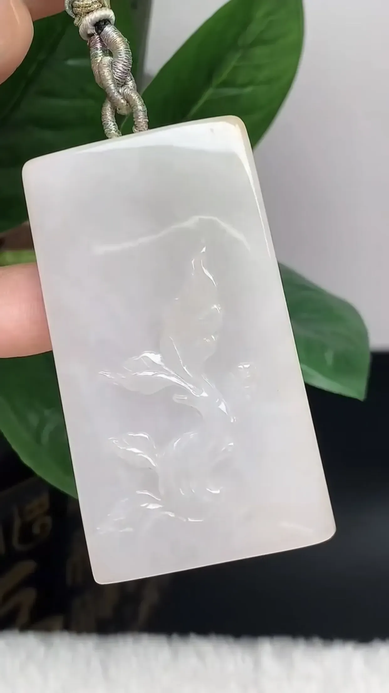 天然A货翡翠 老坑料起胶冰润飘黄翡生肖虎牌吊坠 玉质细腻 色泽鲜艳 种水好 佩带效果佳 尺寸：63.4×36.3×9.5mm   y63.94