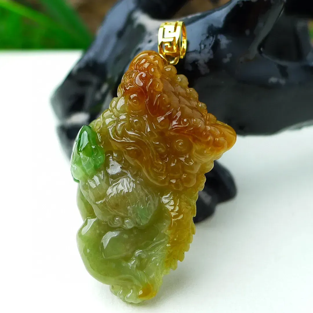 缅甸天然翡翠A货，精美水润，18K金扣镶嵌 双彩黄加绿貔貅吊坠，老坑三彩料子，玉质细腻，形态立体，俏色巧雕，尺寸：42*23*10mm   1292