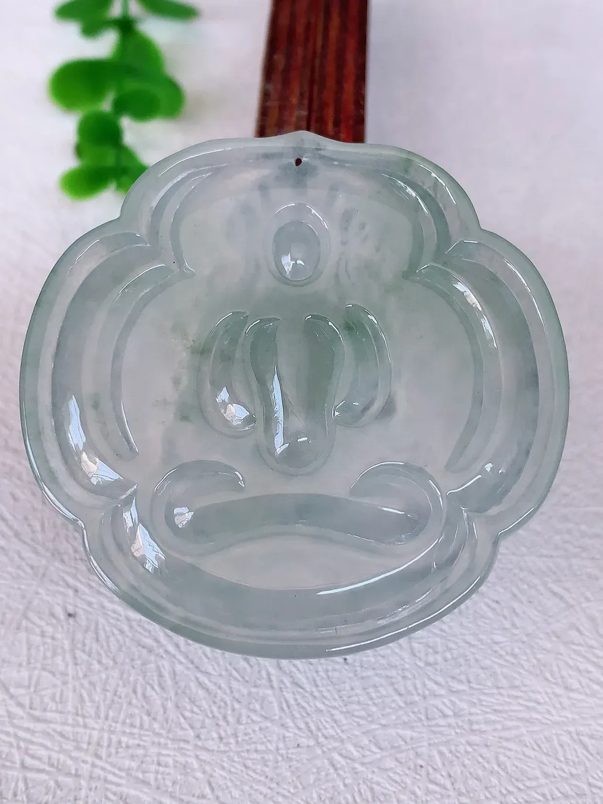 自然光实拍，老坑冰度母观音吊坠，法相庄严，灵华自然，度母是观世音菩萨的化身，度母的造像跟观音一样，是很考验师傅的雕工和底蕴的，头戴宝冠，面容姣好，体态腴美。 呼之欲出的荧光，佩戴效果优雅迷人！性价比超值！#89.20