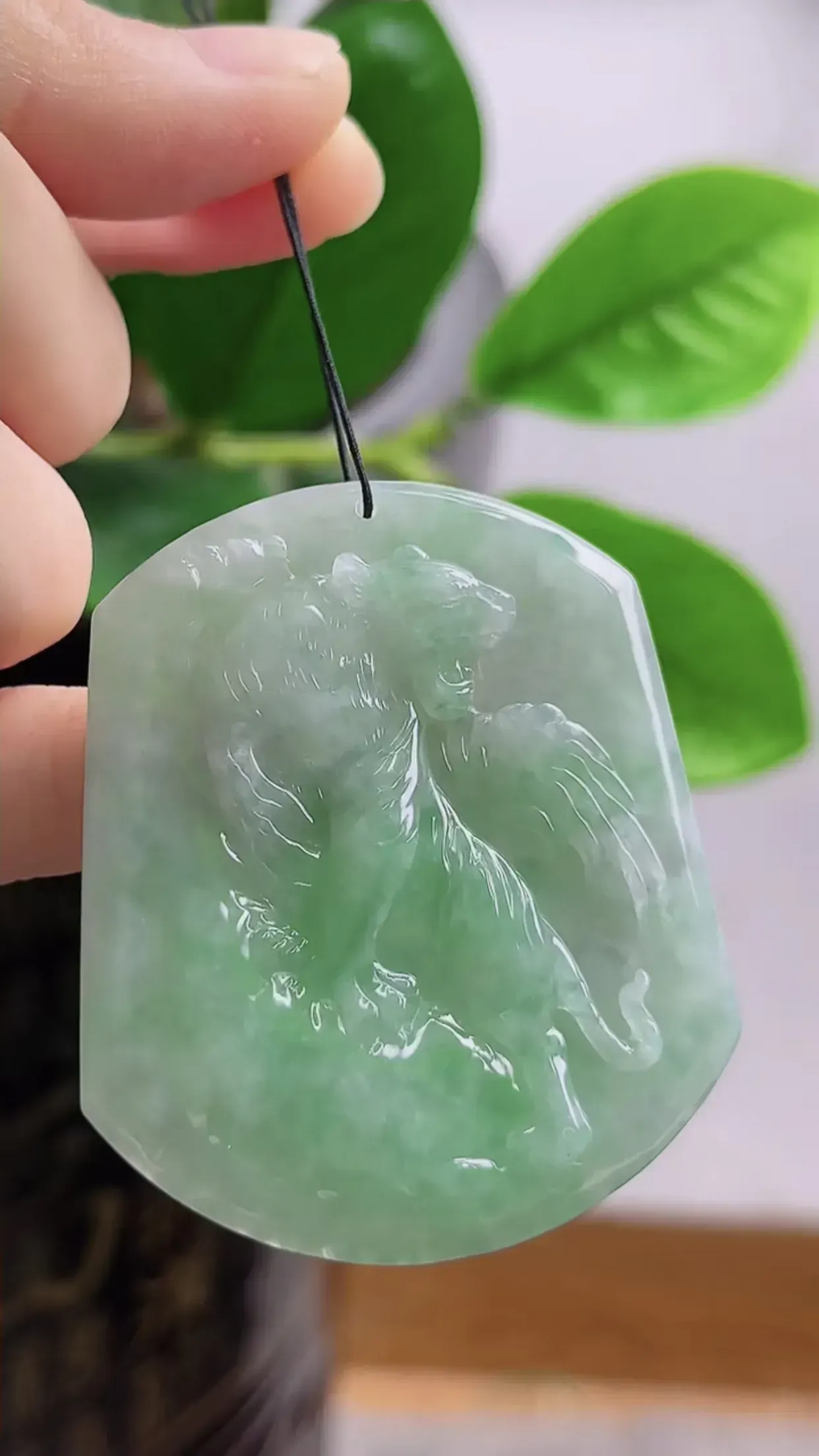 缅甸玉天然A货翡翠  老坑料起胶冰润飘绿生肖虎牌挂件 精美水润 色泽鲜艳 种老水头足 料子细腻光滑 佩戴效果佳 尺寸：52-42.7-6mm  y27.49