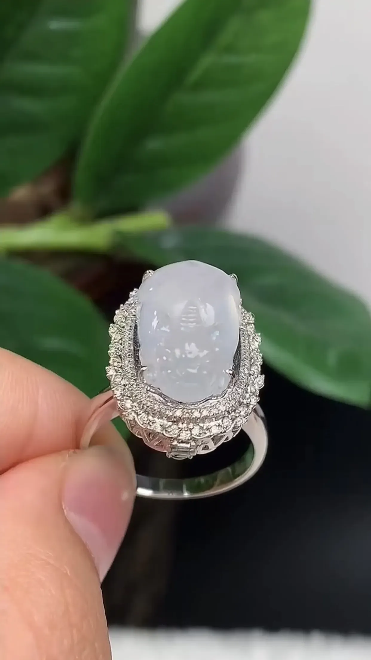 天然A货翡翠18K金豪华伴钻镶嵌冰种招财貔貅戒指 吊坠 双用款 玉质细腻 种水好 佩带效果佳 尺寸：17.2×20.1×14.9×14.1mm 裸石：15.4×10mm