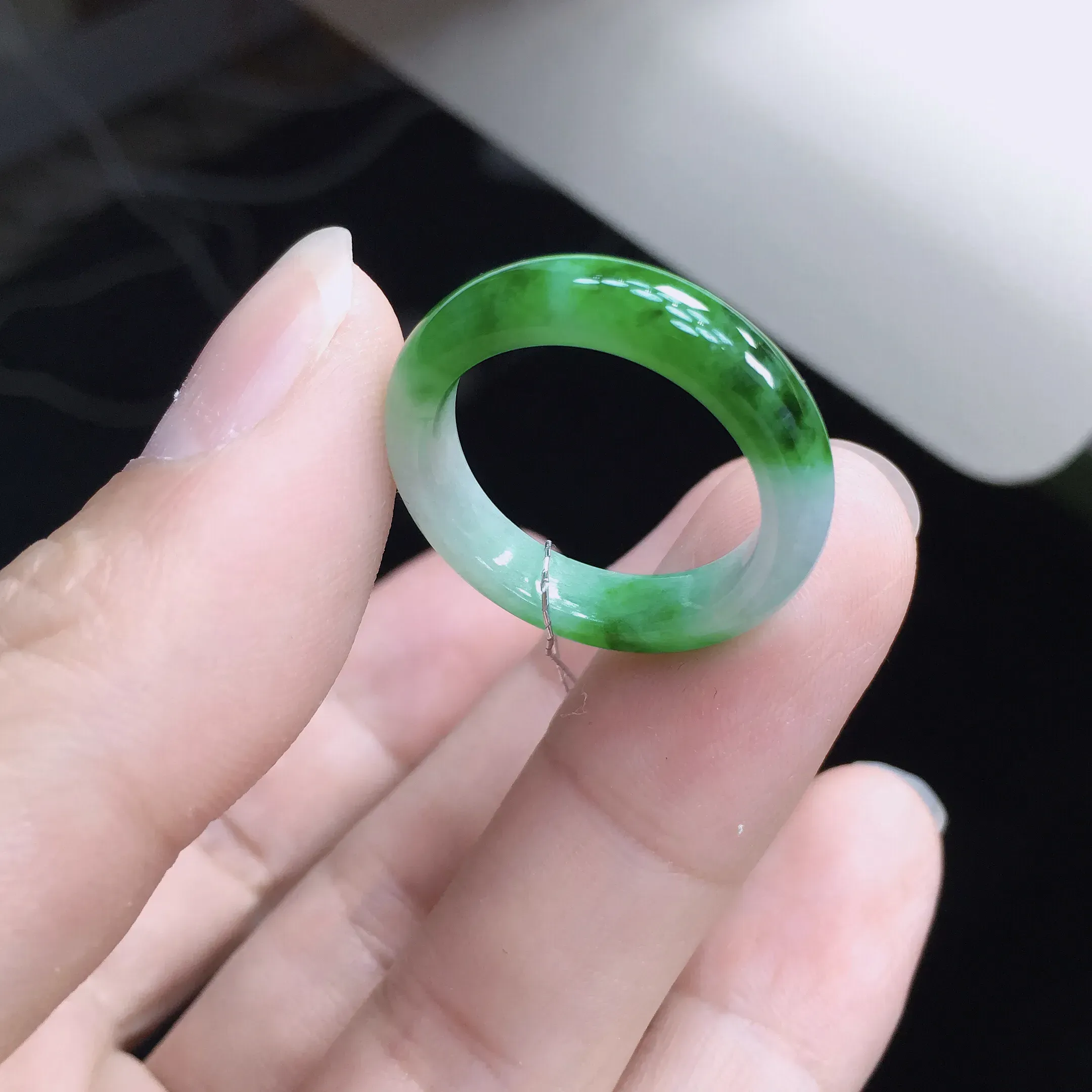 天然A货翡翠 莹润飘阳绿戒指，圈口18.5mm，玉质细腻，色泽漂亮，佩戴效果迷人！尺寸18.5*5.