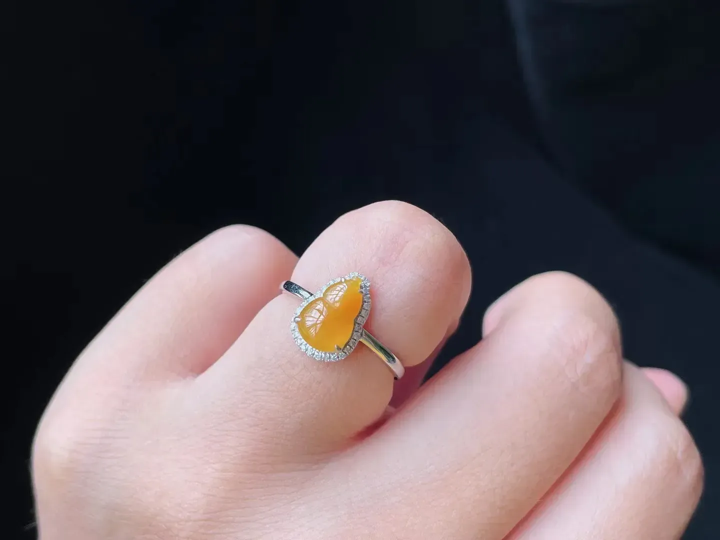 18K冰种冰黄·葫芦戒指
 
尺寸 裸9.1-6.2-2内径17.3