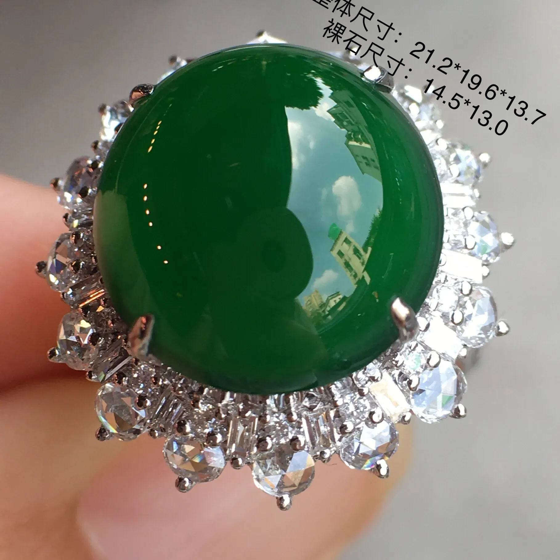 阳绿蛋面戒指，水足盈溢，色阳明媚，
光感好，饱满水灵，精致又百搭！18k金豪
华镶嵌