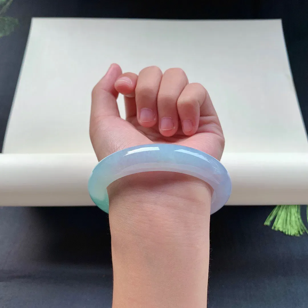 55圈口，飘花正圈手镯，飘花唯美，清新淡雅，圈口55.8-12.2-8.4！