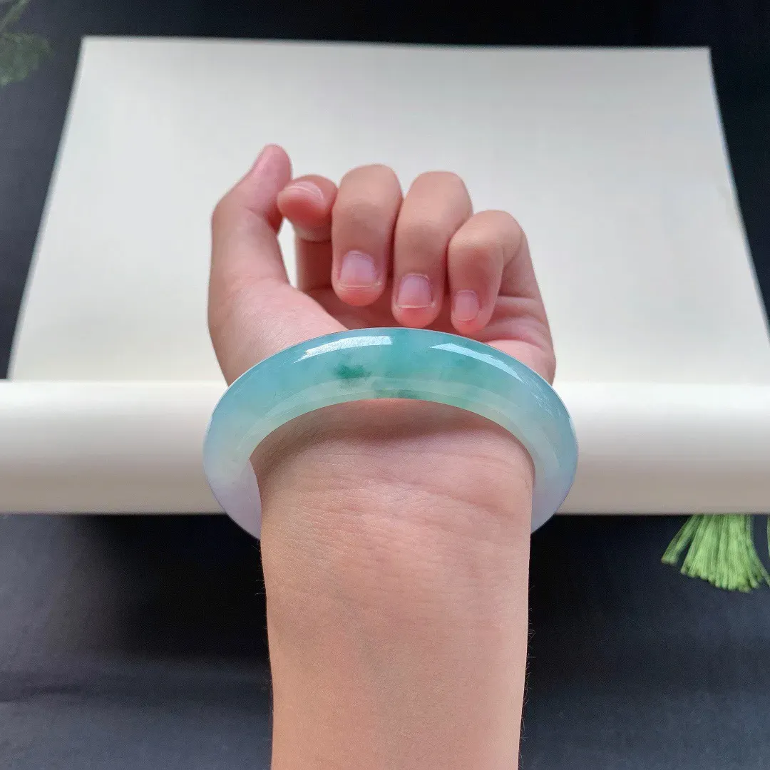 55圈口，飘花正圈手镯，飘花唯美，清新淡雅，圈口55.8-12.2-8.4！