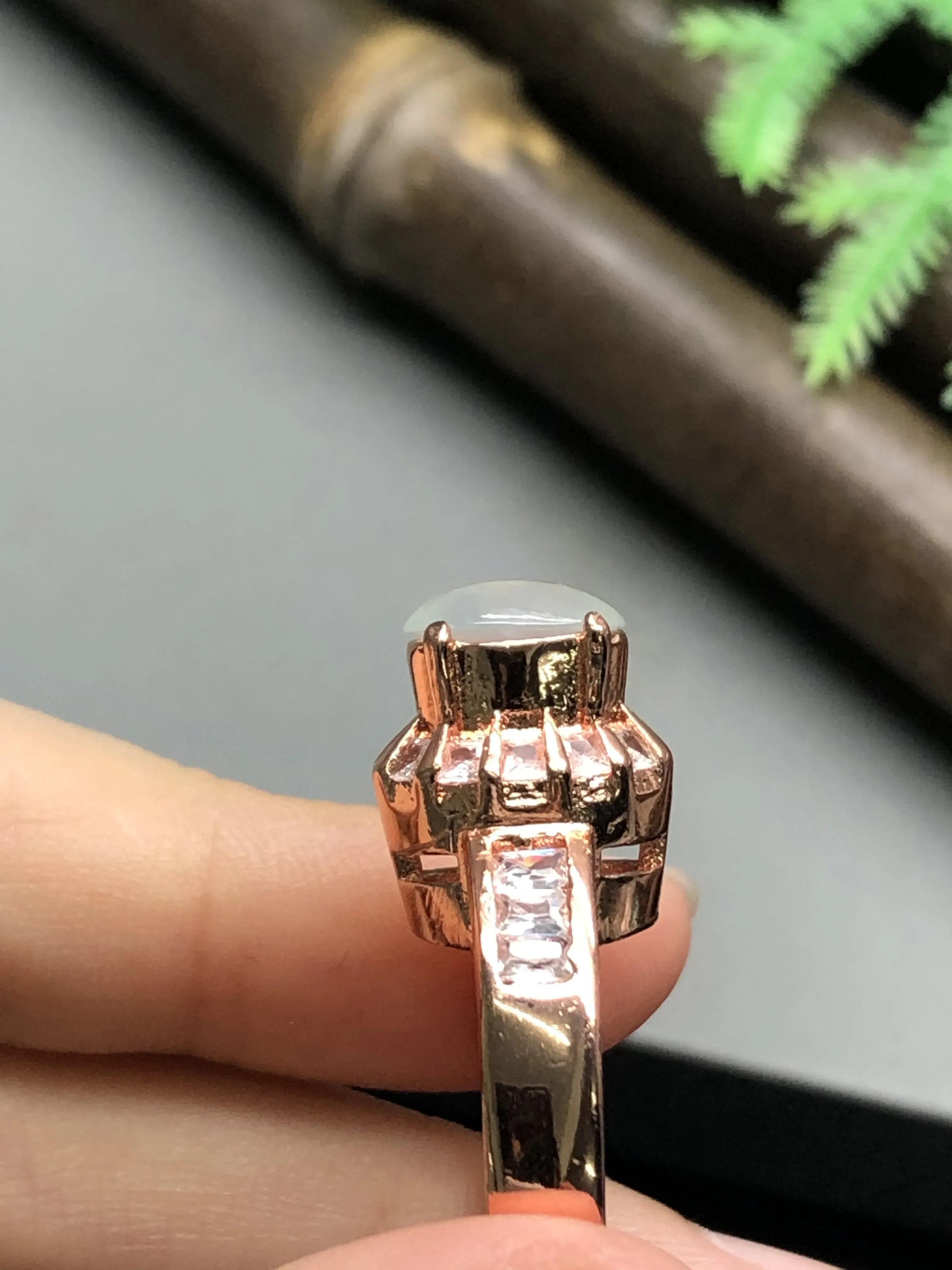 翡翠戒指，铜托镶嵌