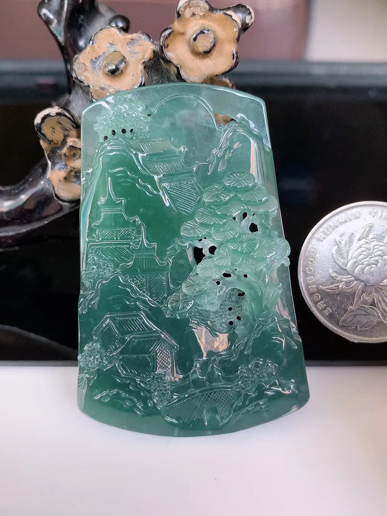 自然光实拍，冰胶满色山水牌吊坠，翡翠山水，立体生动形象，山水素材布局合理，意境感佳，佩戴上身效果更高贵 #04.22