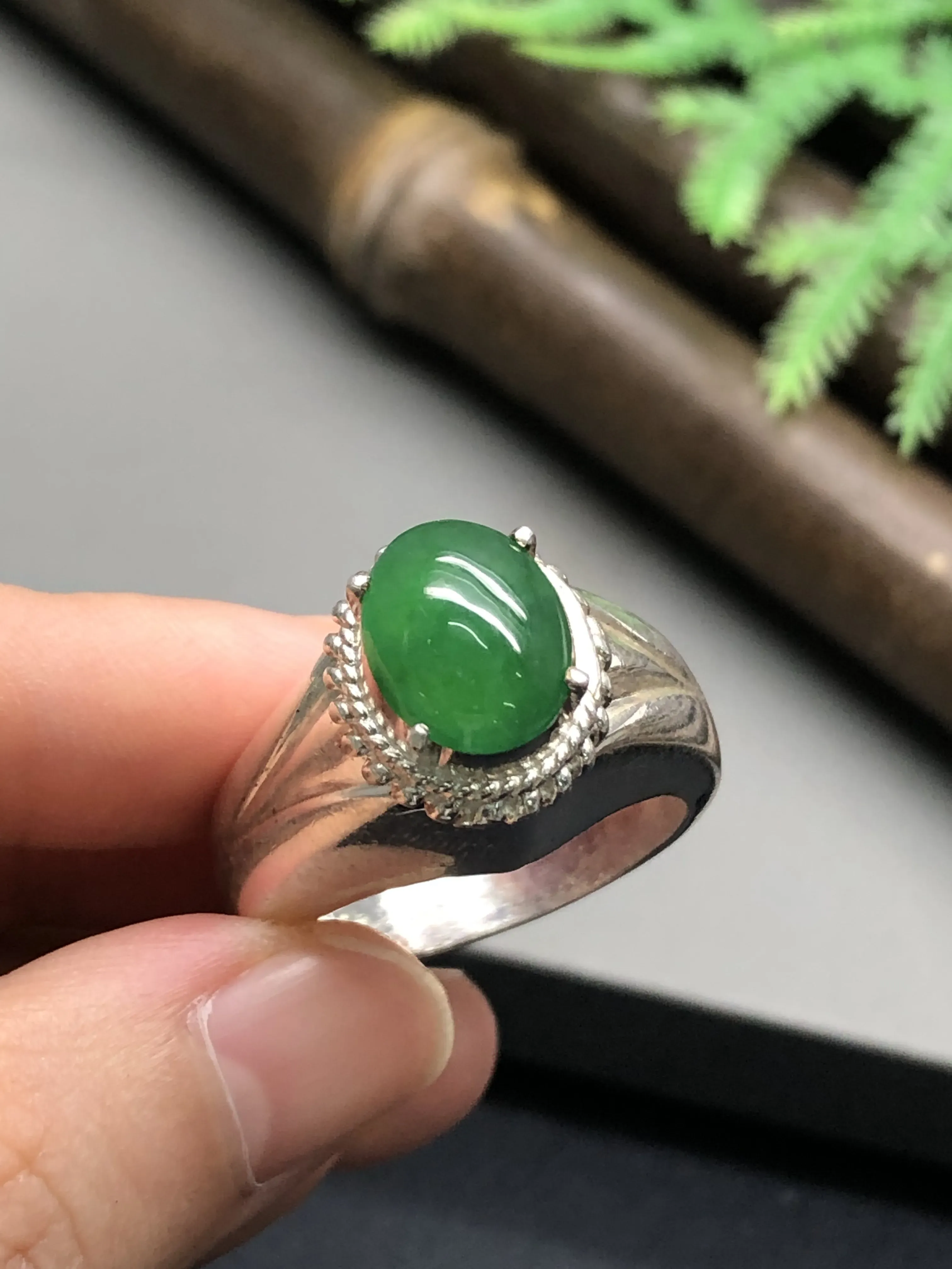 翡翠戒指，铜托镶嵌
