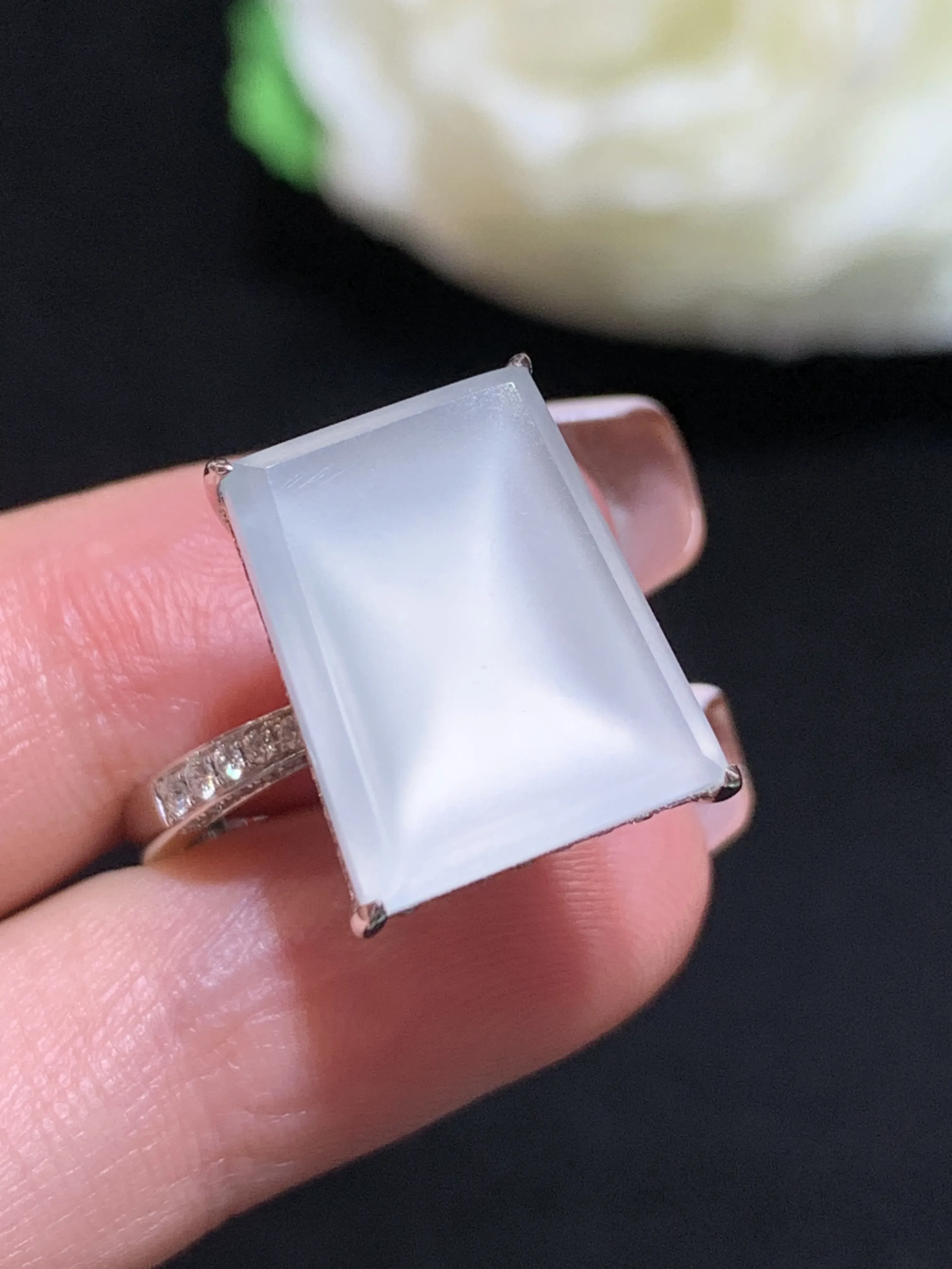 满绿无事牌戒指，18k金伴钻，冰透，佩戴优雅大气，整体规格：16.1-18.8-9.2