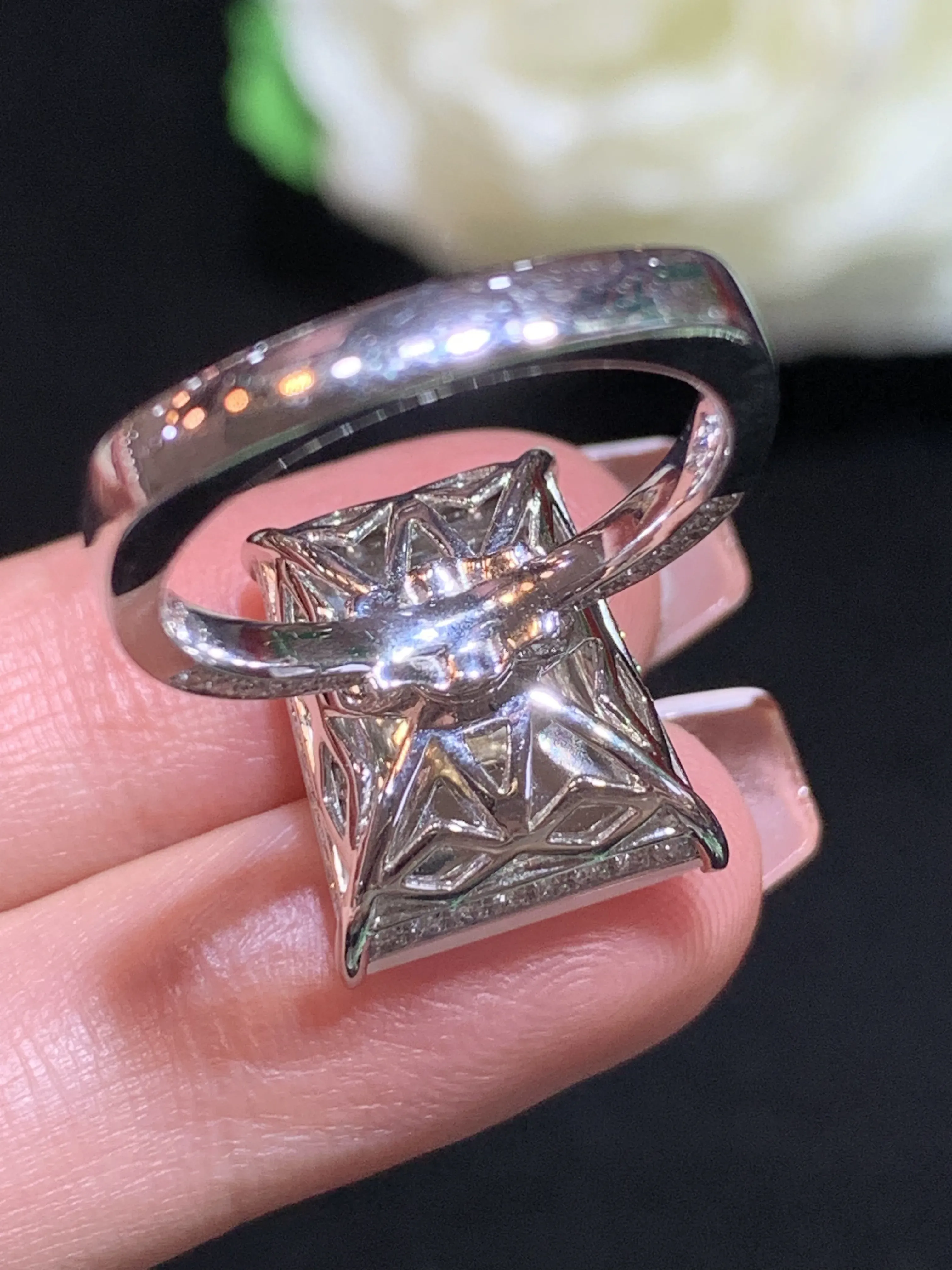 满绿无事牌戒指，18k金伴钻，冰透，佩戴优雅大气，整体规格：16.1-18.8-9.2