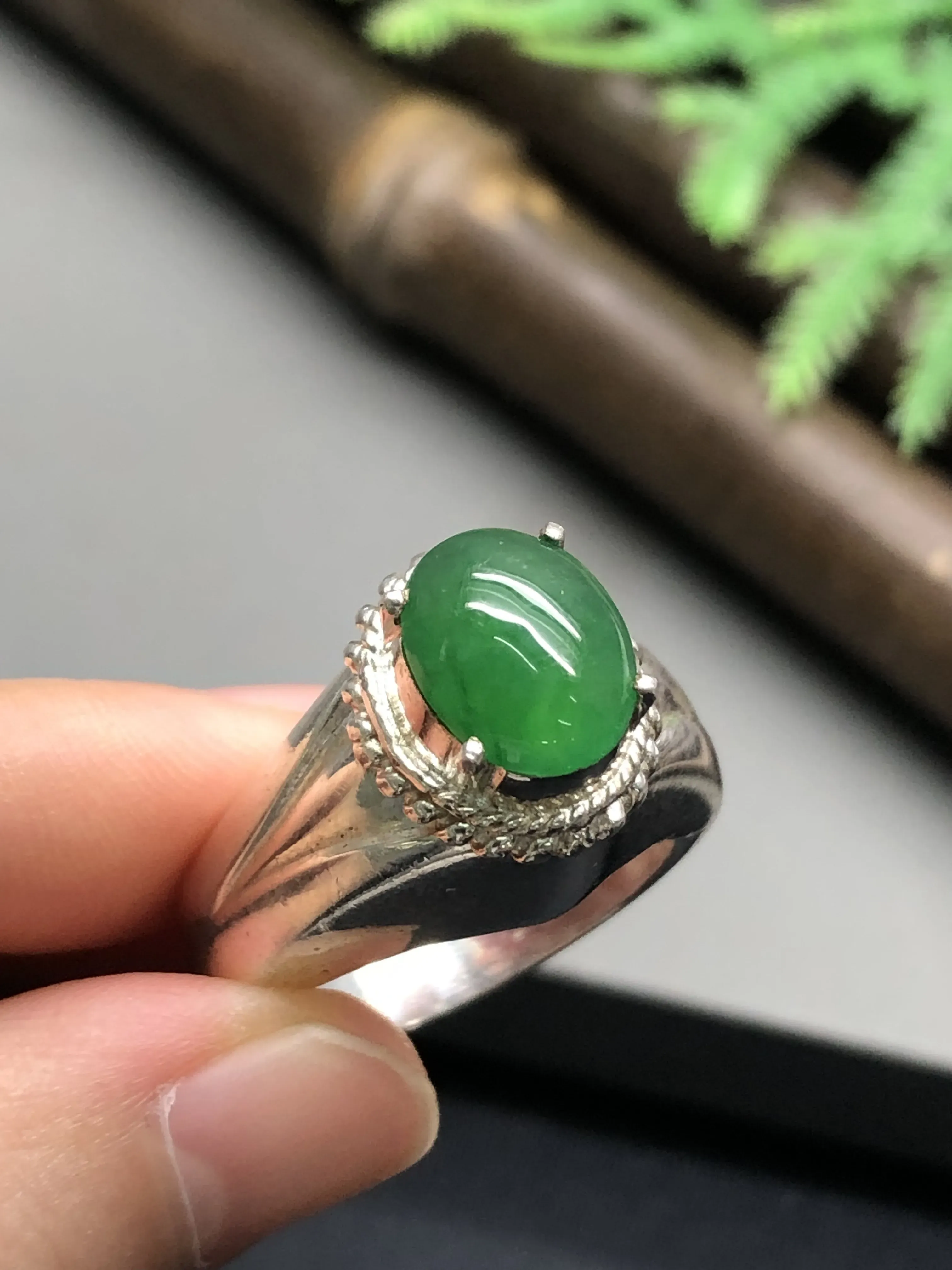 翡翠戒指，铜托镶嵌