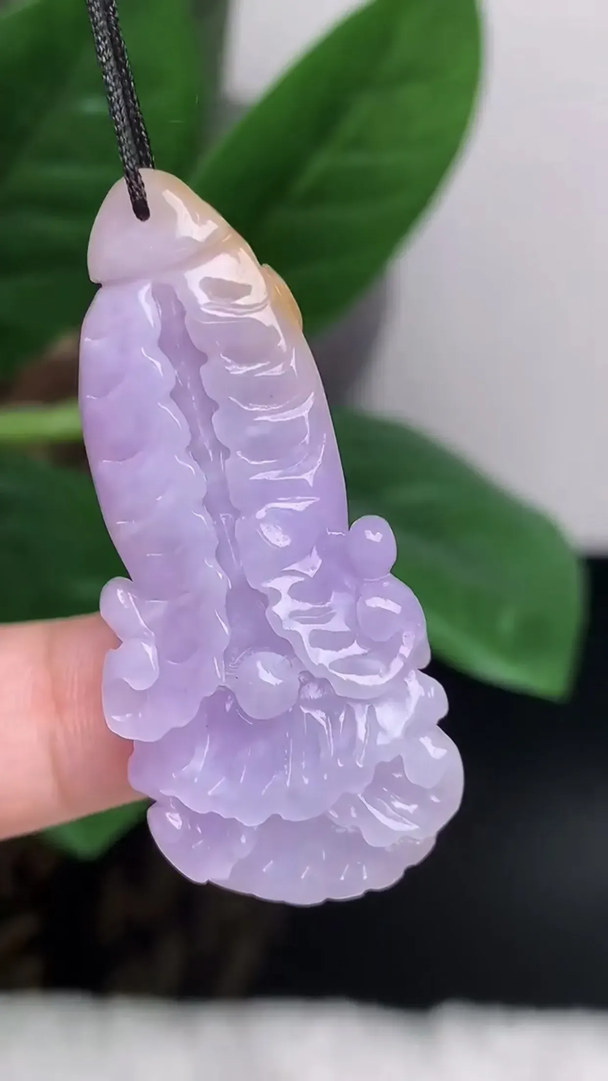 缅甸玉天然A货翡翠 老坑料起胶冰润紫罗兰 双彩百财聚来 白菜吊坠 玉质细腻 色泽鲜艳 种水好 佩带效果佳 尺寸：46*20.5*9.7mm   y11.73