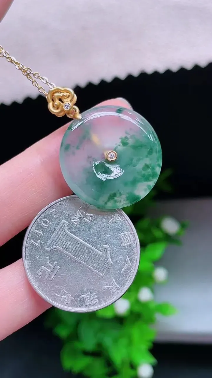 18k镶高冰飘花平安扣吊坠
尺寸裸石22/4.2mm，H30jgk（纯自然光实拍）