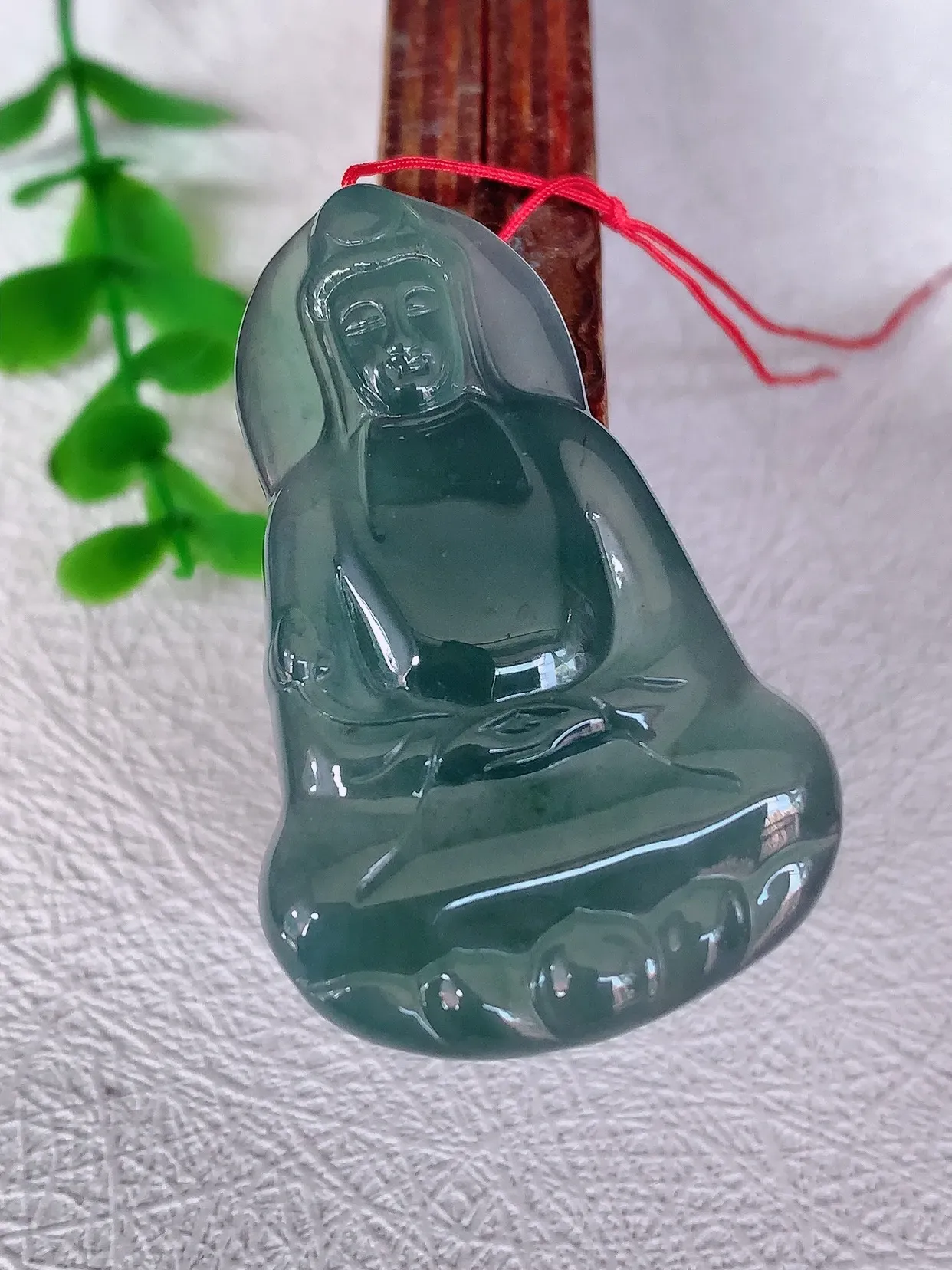 自然光实拍，冰满色观音吊坠，赐福翡翠观音，冰透，起强玻璃光泽，观音面相慈祥，雕琢细致，佩戴气质！#04.22