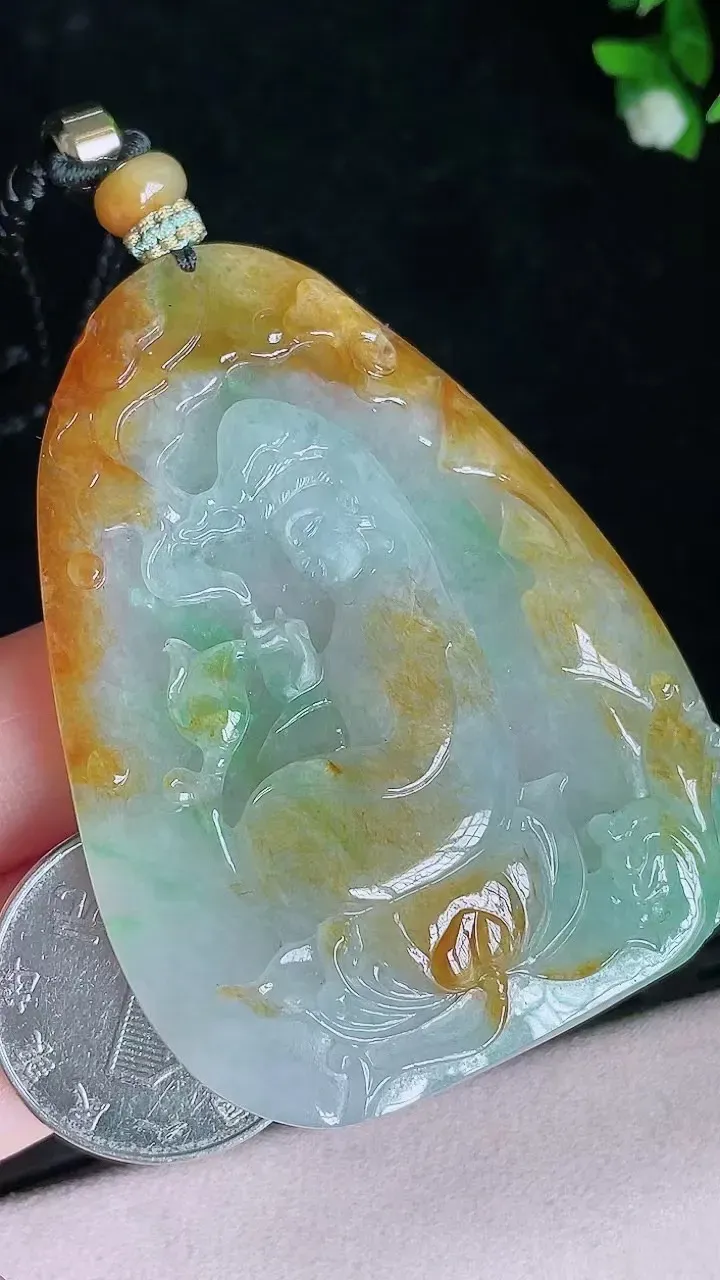 冰黄加绿观音牌
尺寸63.3/46.4/9.8mm，