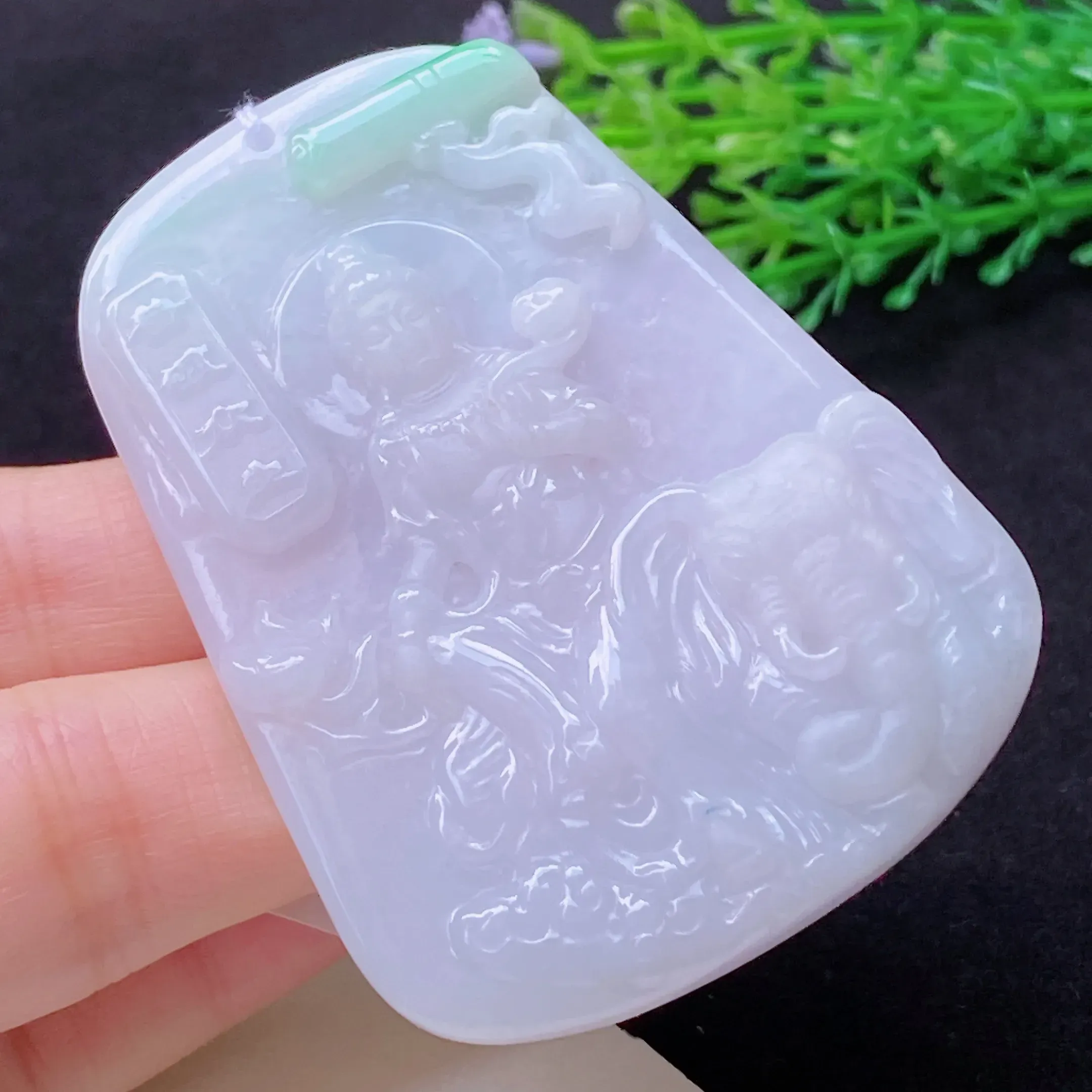 自然光实拍  水润精工冰透飘绿普贤观音菩萨吊坠。  玉质细腻莹润 雕工精湛，佩戴高雅大方   线条优