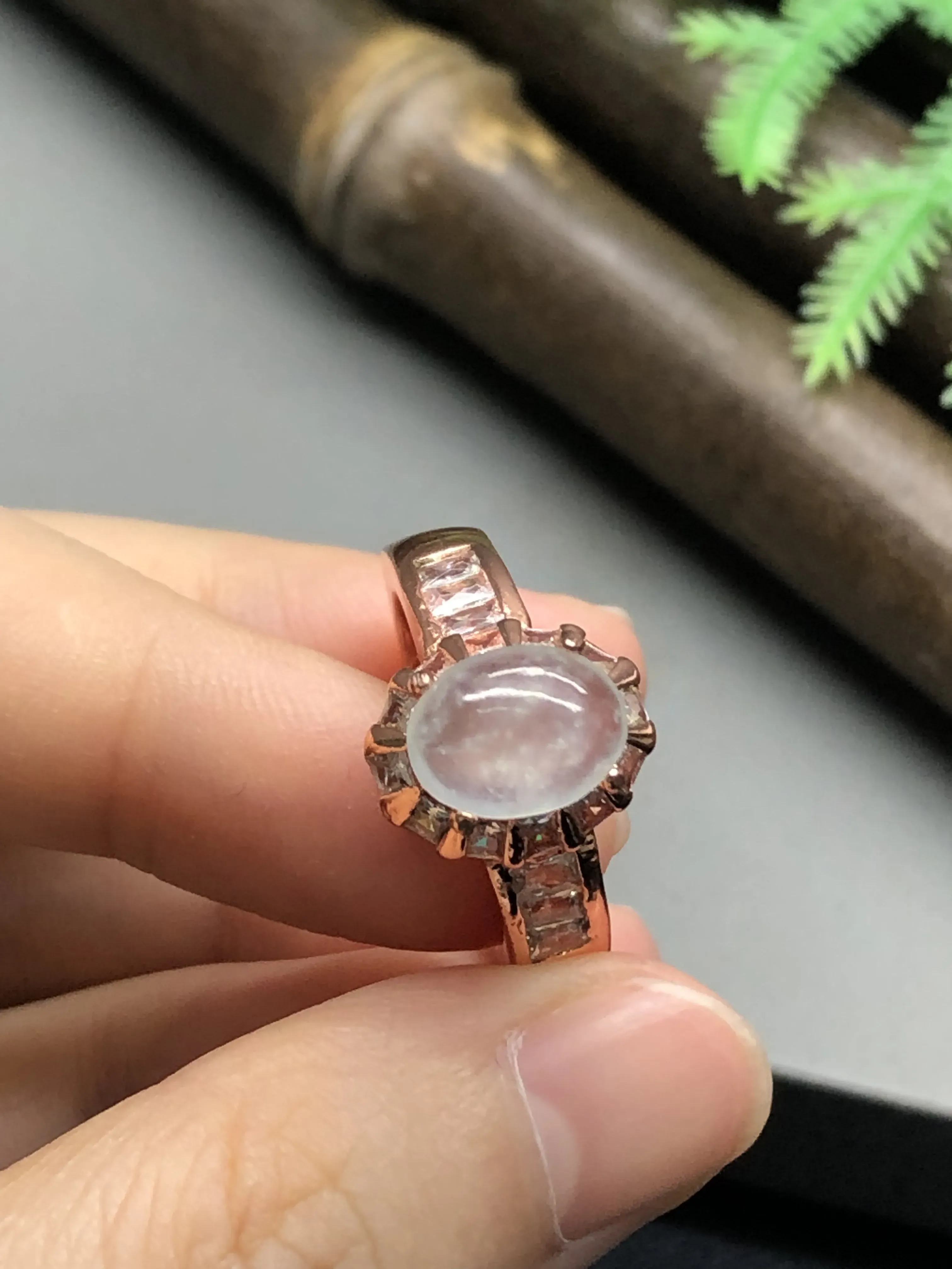 翡翠戒指，铜托镶嵌