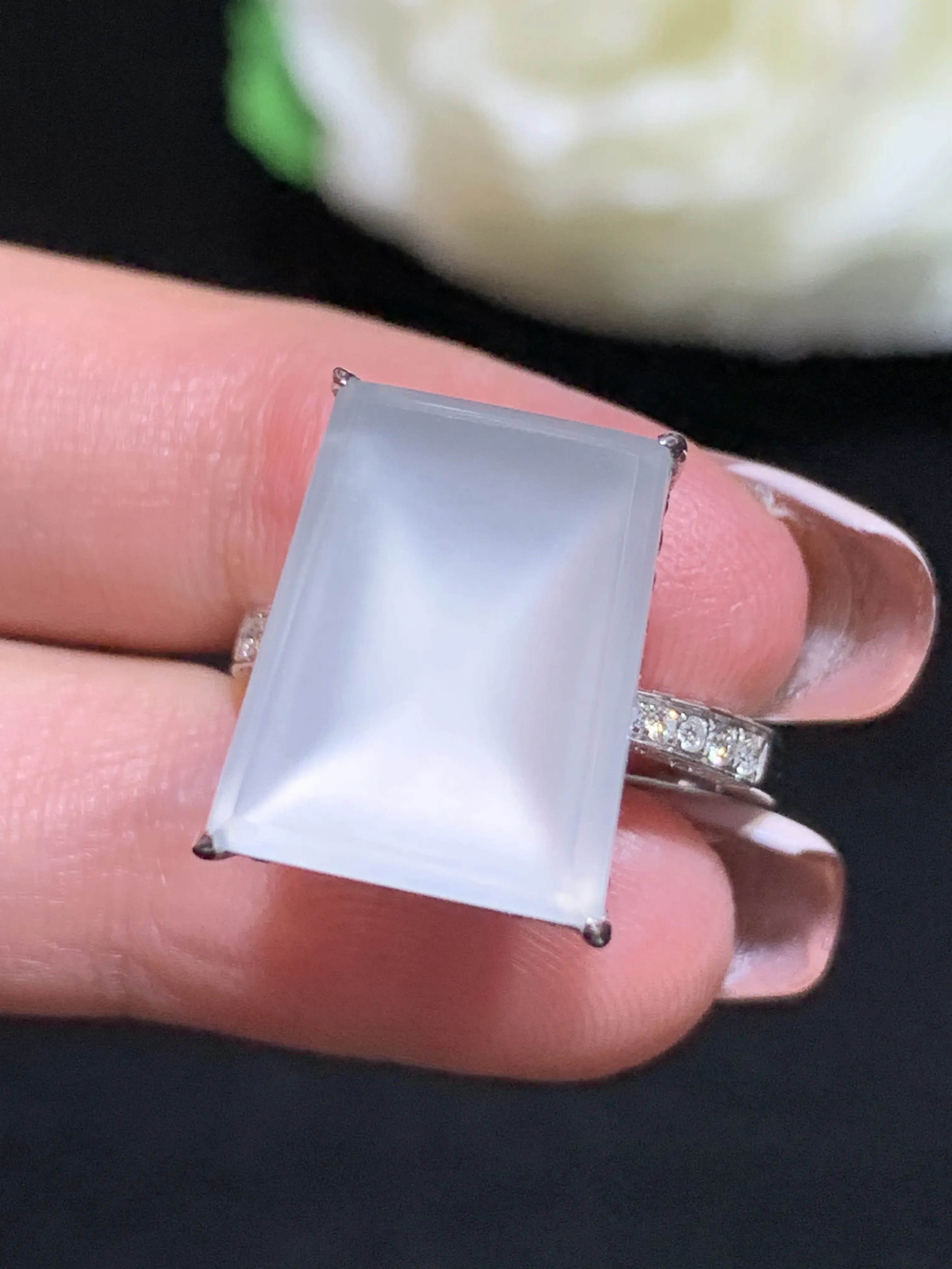 满绿无事牌戒指，18k金伴钻，冰透，佩戴优雅大气，整体规格：16.1-18.8-9.2