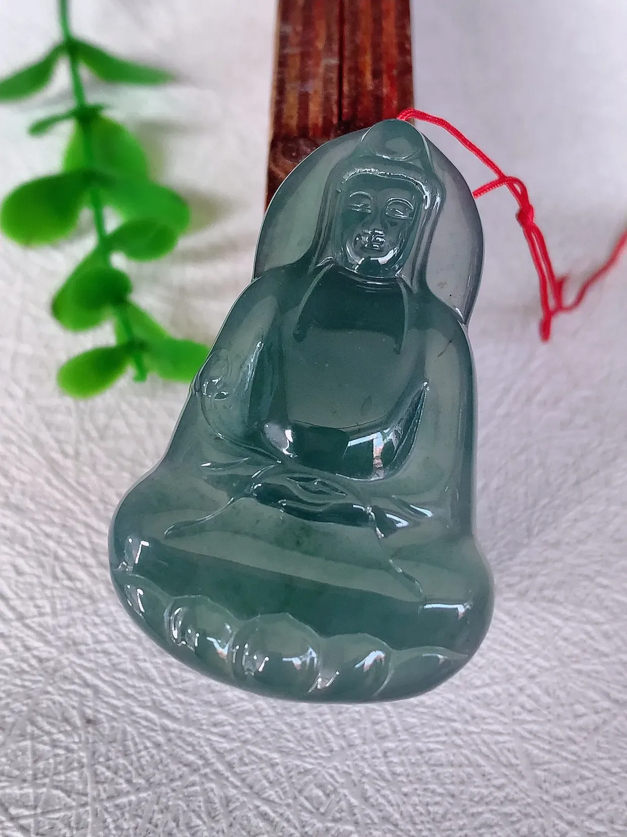 自然光实拍，冰满色观音吊坠，赐福翡翠观音，冰透，起强玻璃光泽，观音面相慈祥，雕琢细致，佩戴气质！#04.22