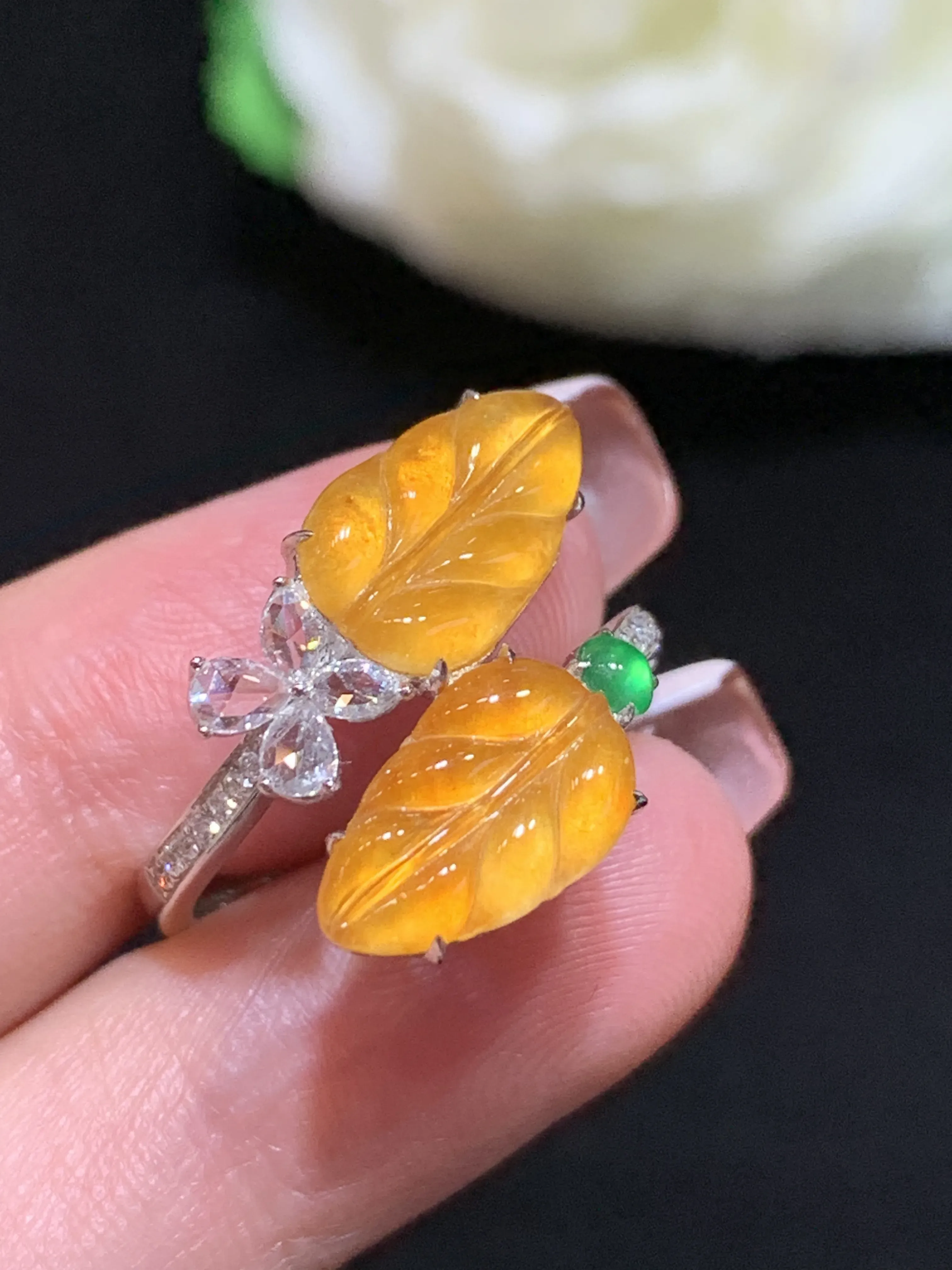 冰黄翡叶子戒指，18k金伴钻，颜色靓丽，佩戴优雅大气，整体规格：14.5-19.7-4.6