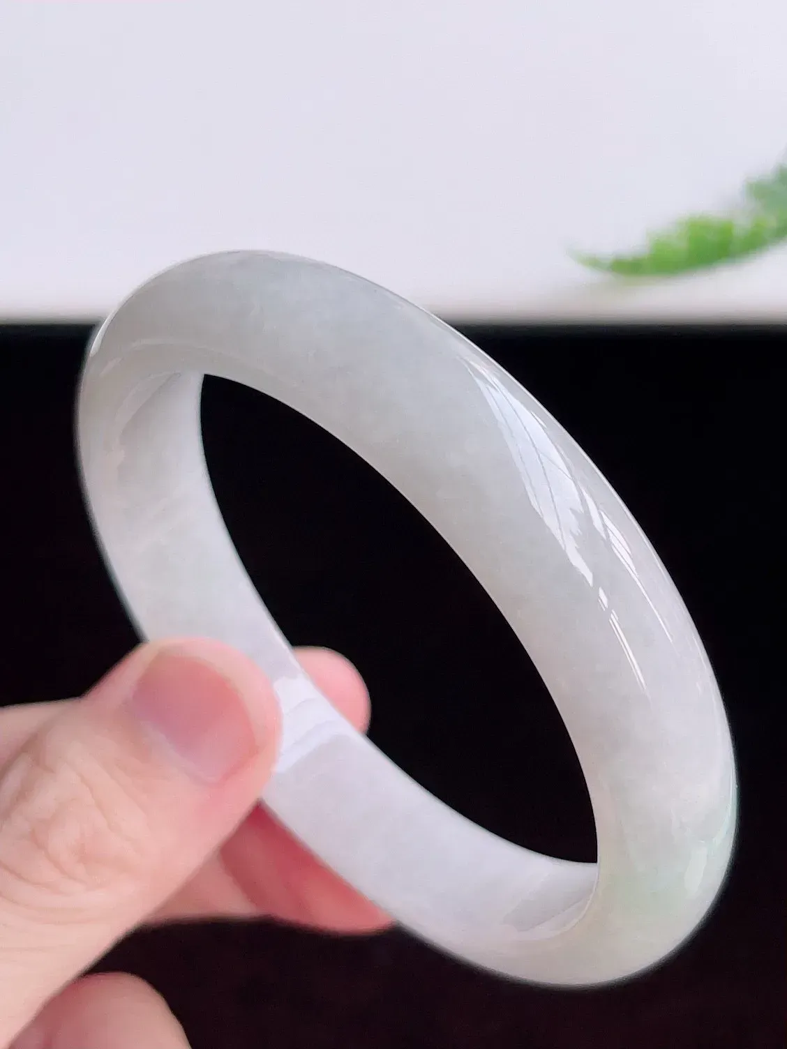 自然光实拍，63.5mm 冰润翡翠手镯，玉质冰润细腻，种水足，料子老，质感好，冰清玉洁，佩戴效果迷人，W34.21  尺寸：63.5-13-8mm