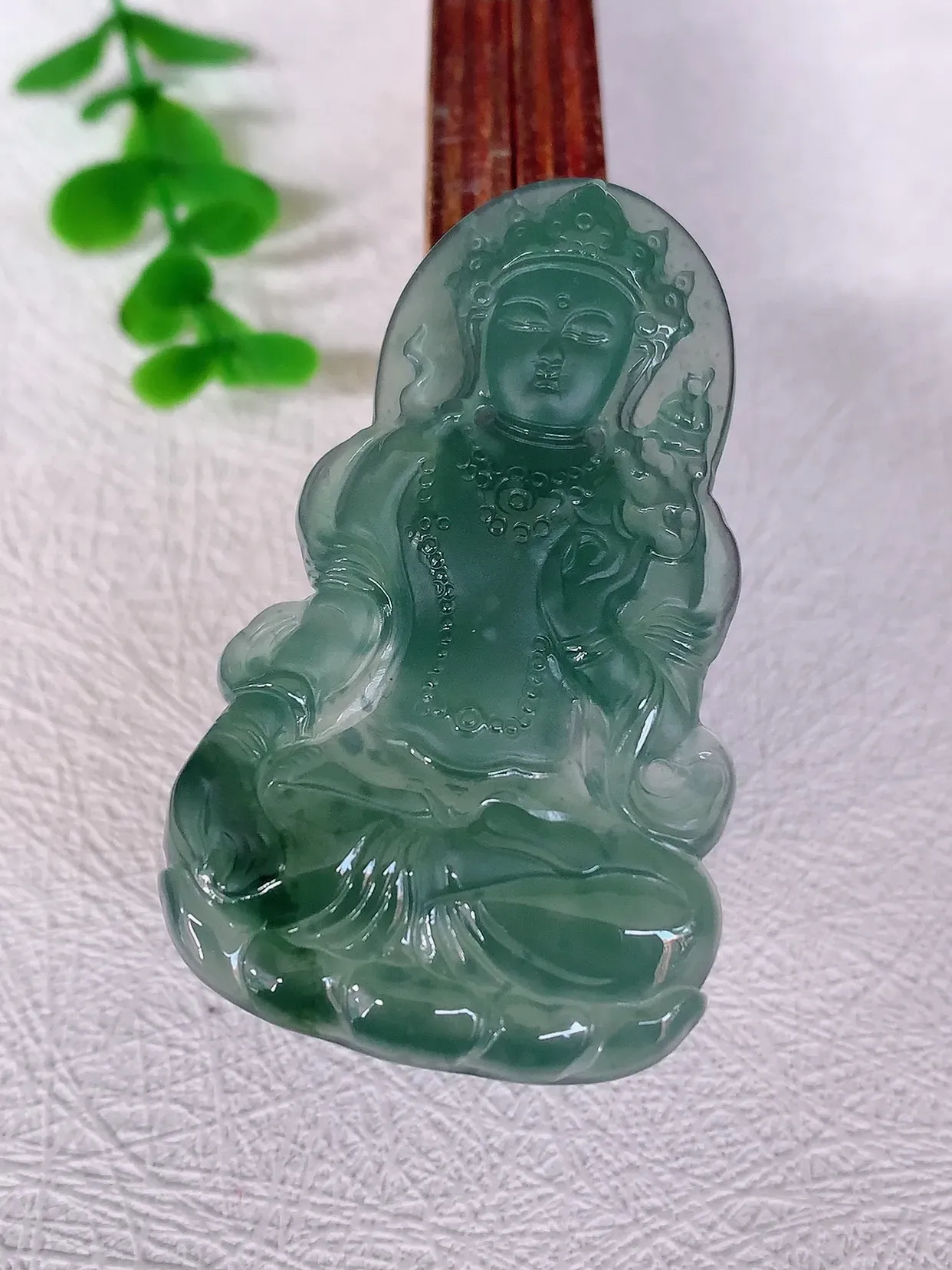 自然光实拍，冰飘花观音吊坠，赐福翡翠观音，冰透，起强玻璃光泽，观音面相慈祥，雕琢细致，佩戴气质！#04.22