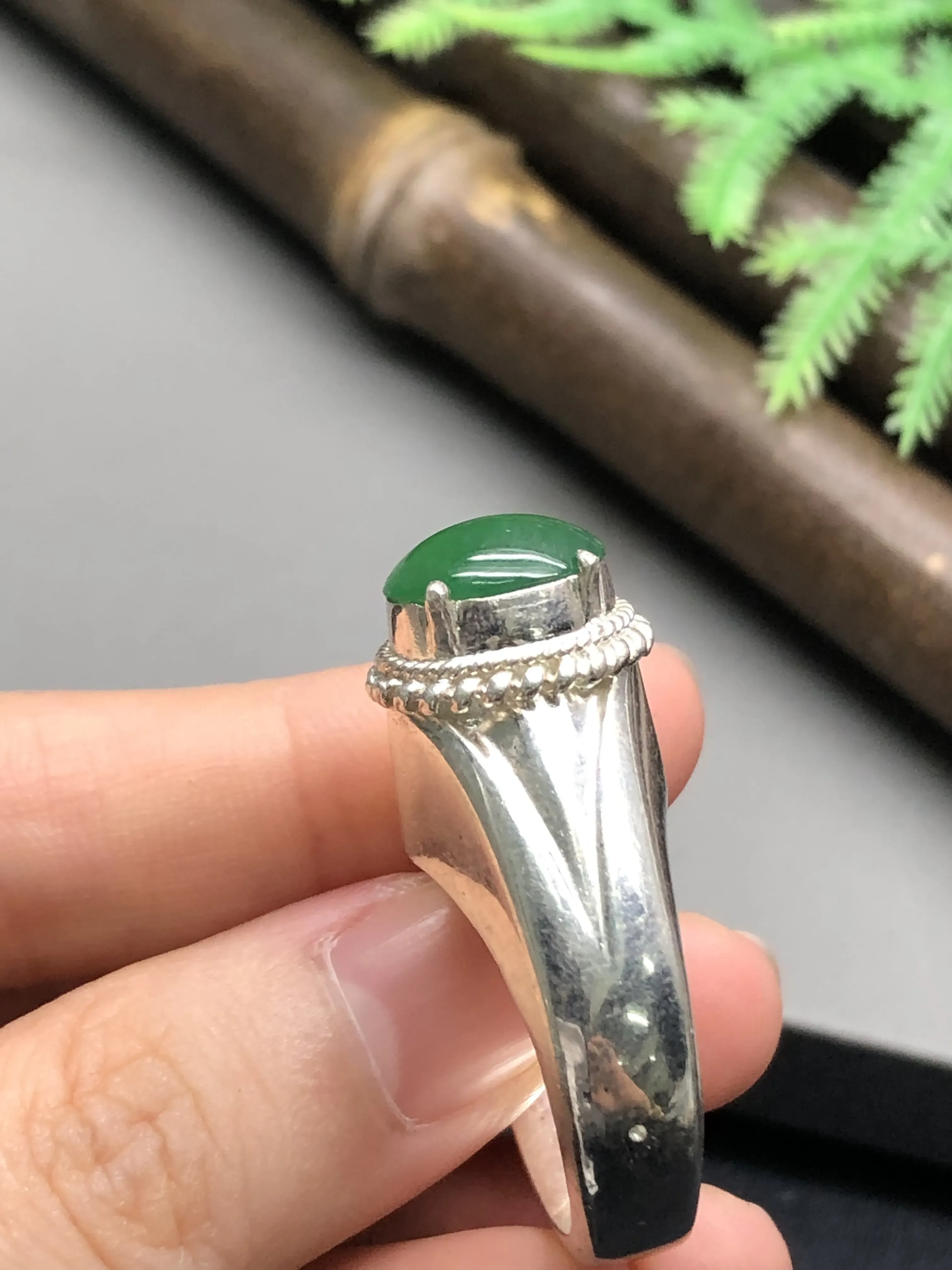翡翠戒指，铜托镶嵌