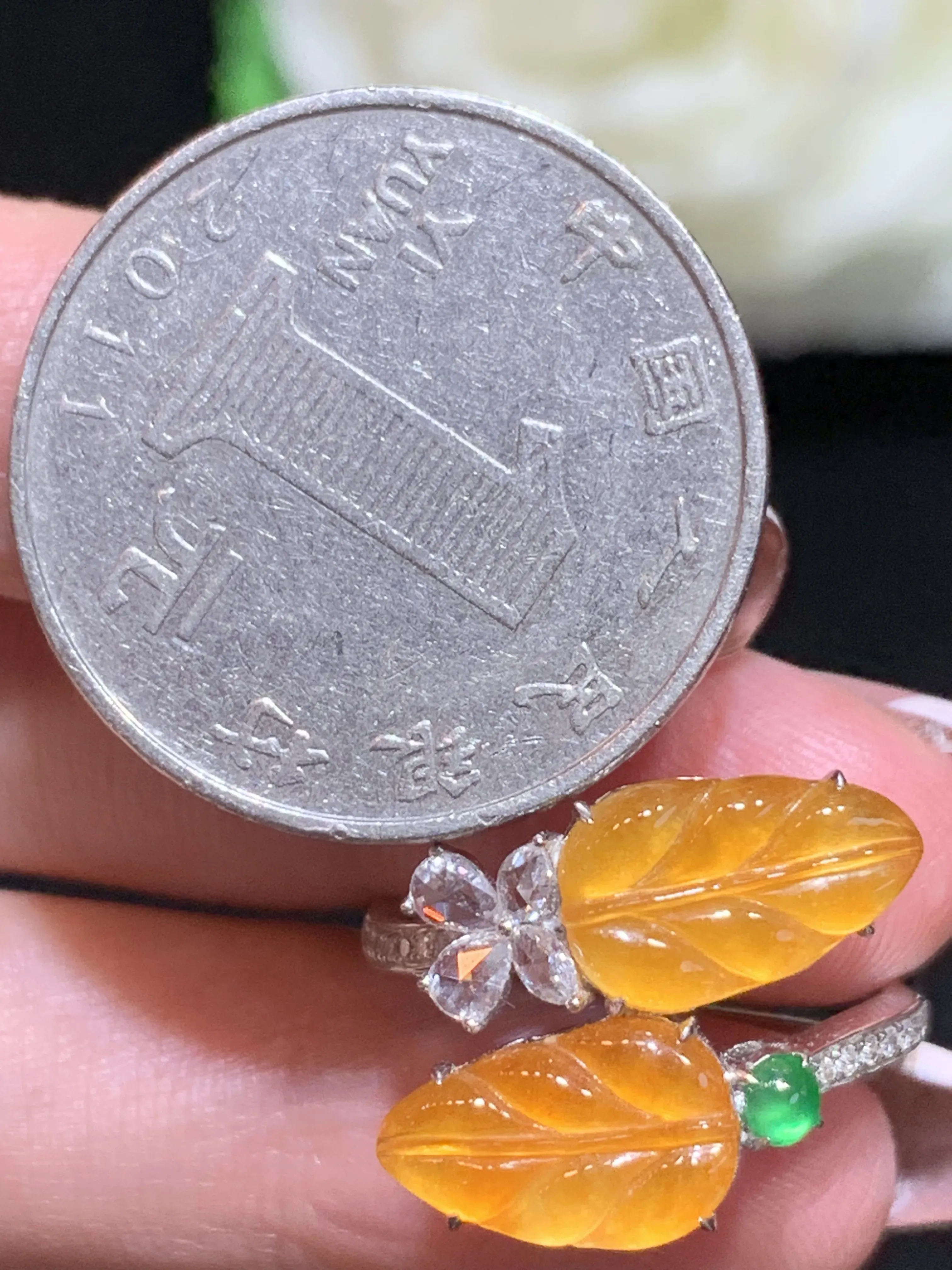 冰黄翡叶子戒指，18k金伴钻，颜色靓丽，佩戴优雅大气，整体规格：14.5-19.7-4.6