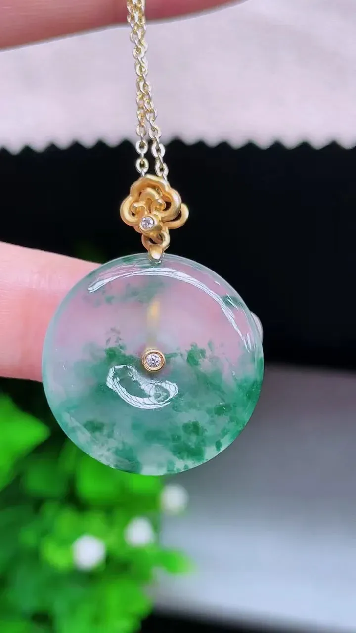 18k镶高冰飘花平安扣吊坠
尺寸裸石22/4.2mm，H30jgk（纯自然光实拍）