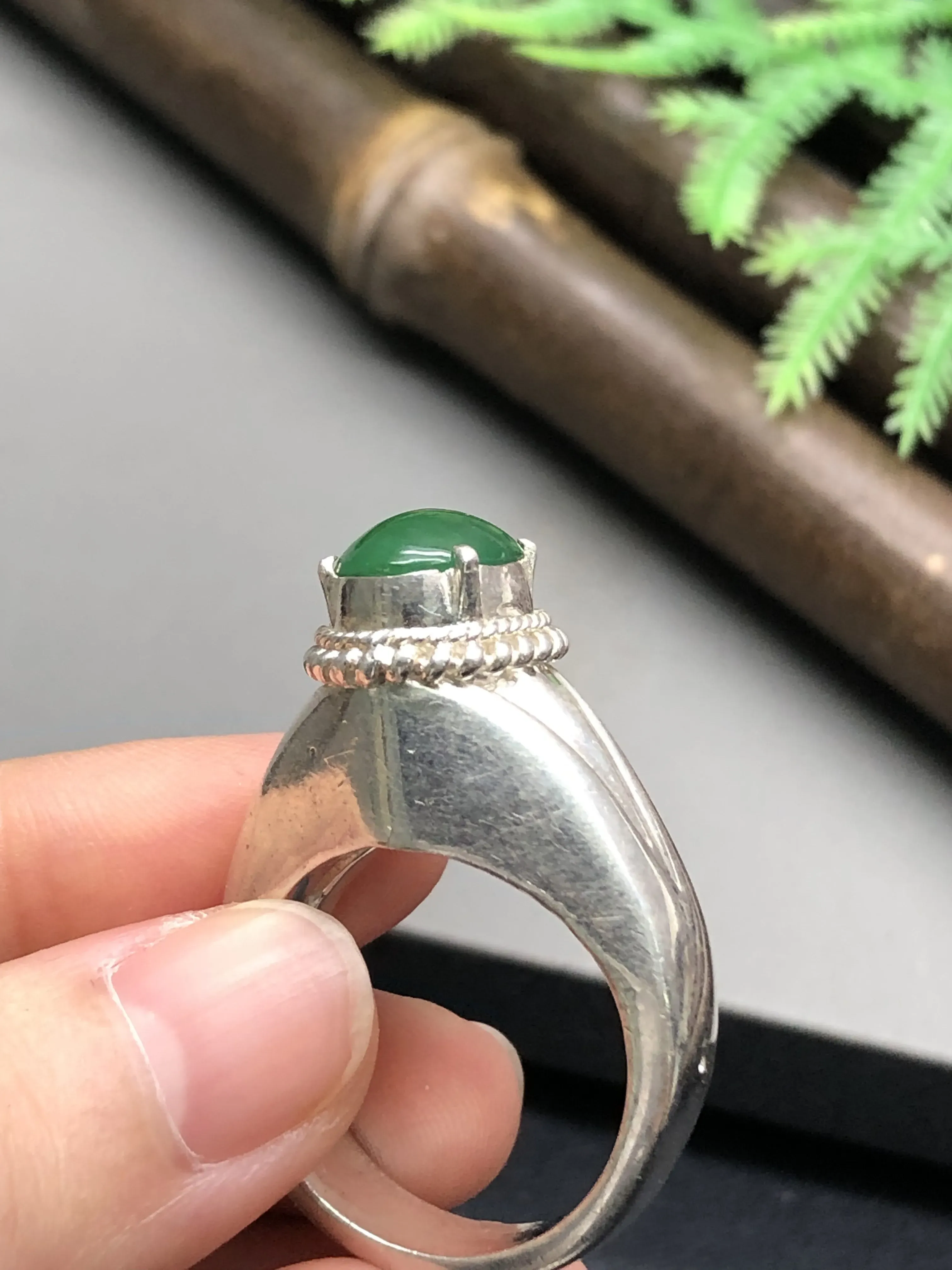 翡翠戒指，铜托镶嵌