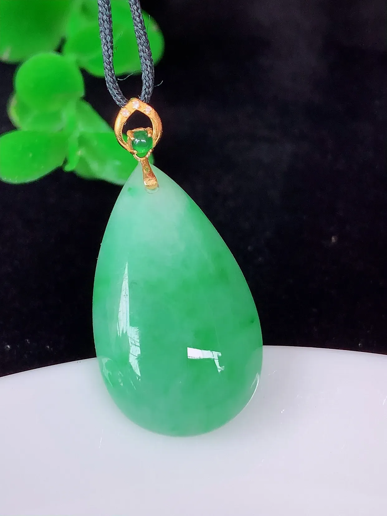 18K金镶嵌飘绿水滴形吊坠，品相佳，颜色漂亮，佩戴时尚优雅，尽显气质。水滴寓意“水滴聚财，坚持不懈，如水爱心” #38.21整体长28.5裸石23*14.5*6.2