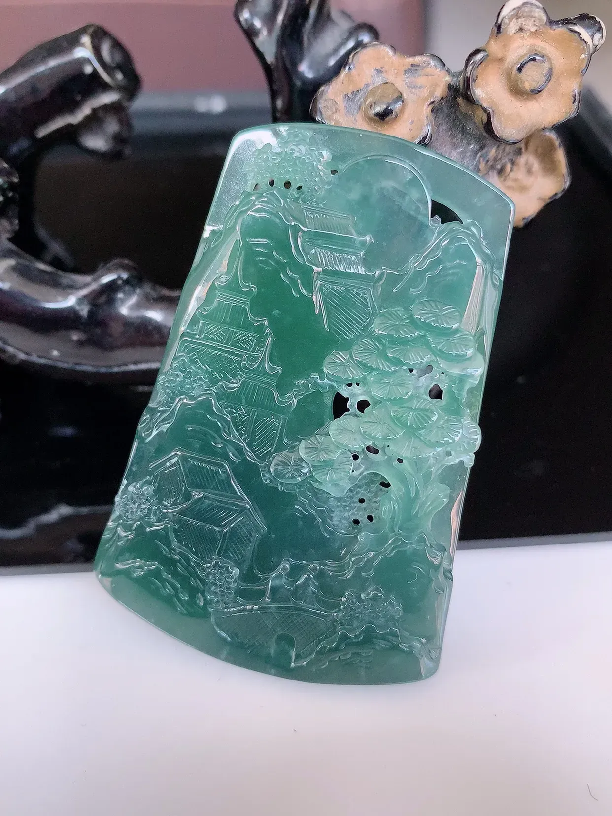 自然光实拍，冰胶满色山水牌吊坠，翡翠山水，立体生动形象，山水素材布局合理，意境感佳，佩戴上身效果更高贵 #04.22