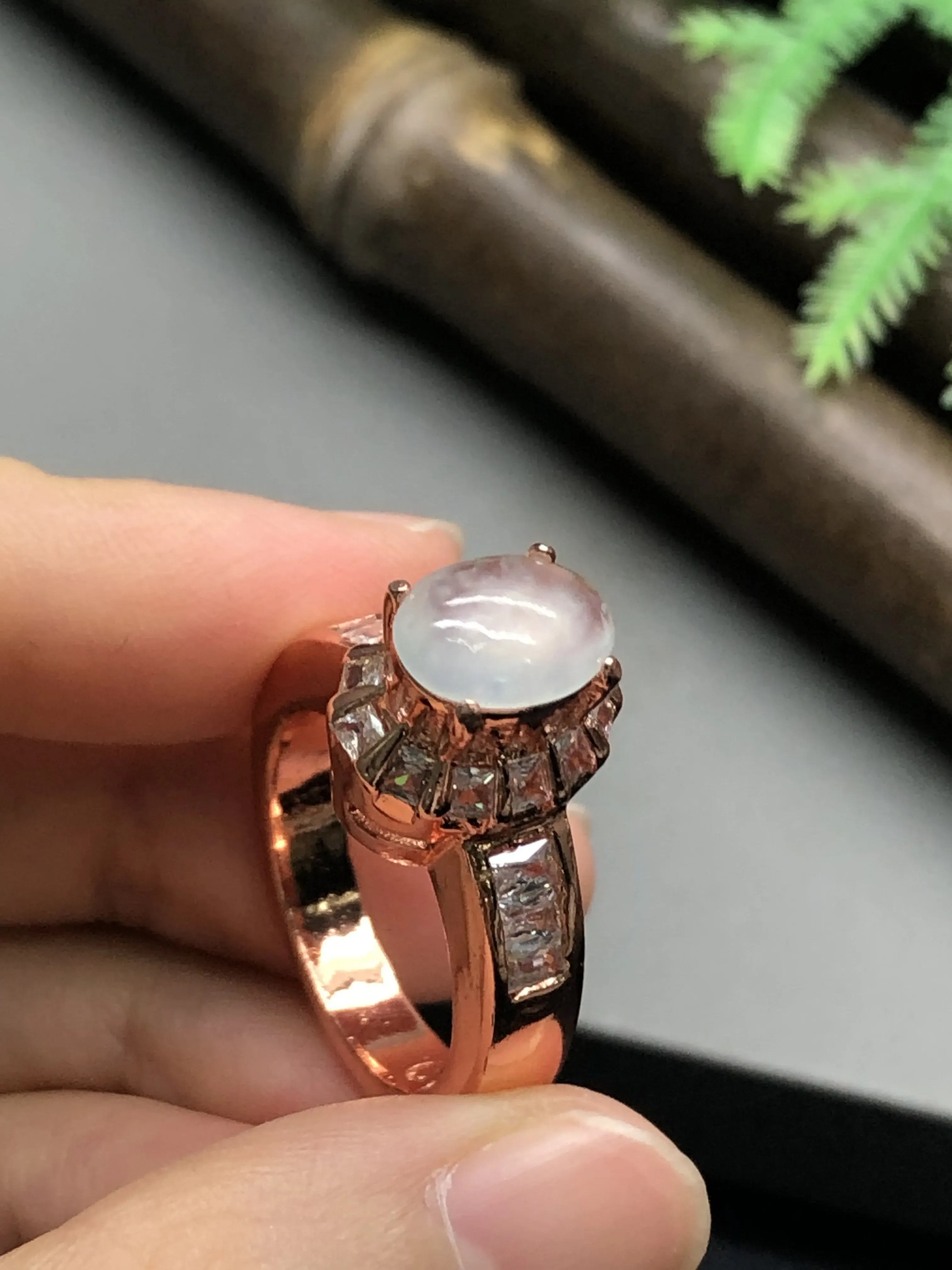 翡翠戒指，铜托镶嵌