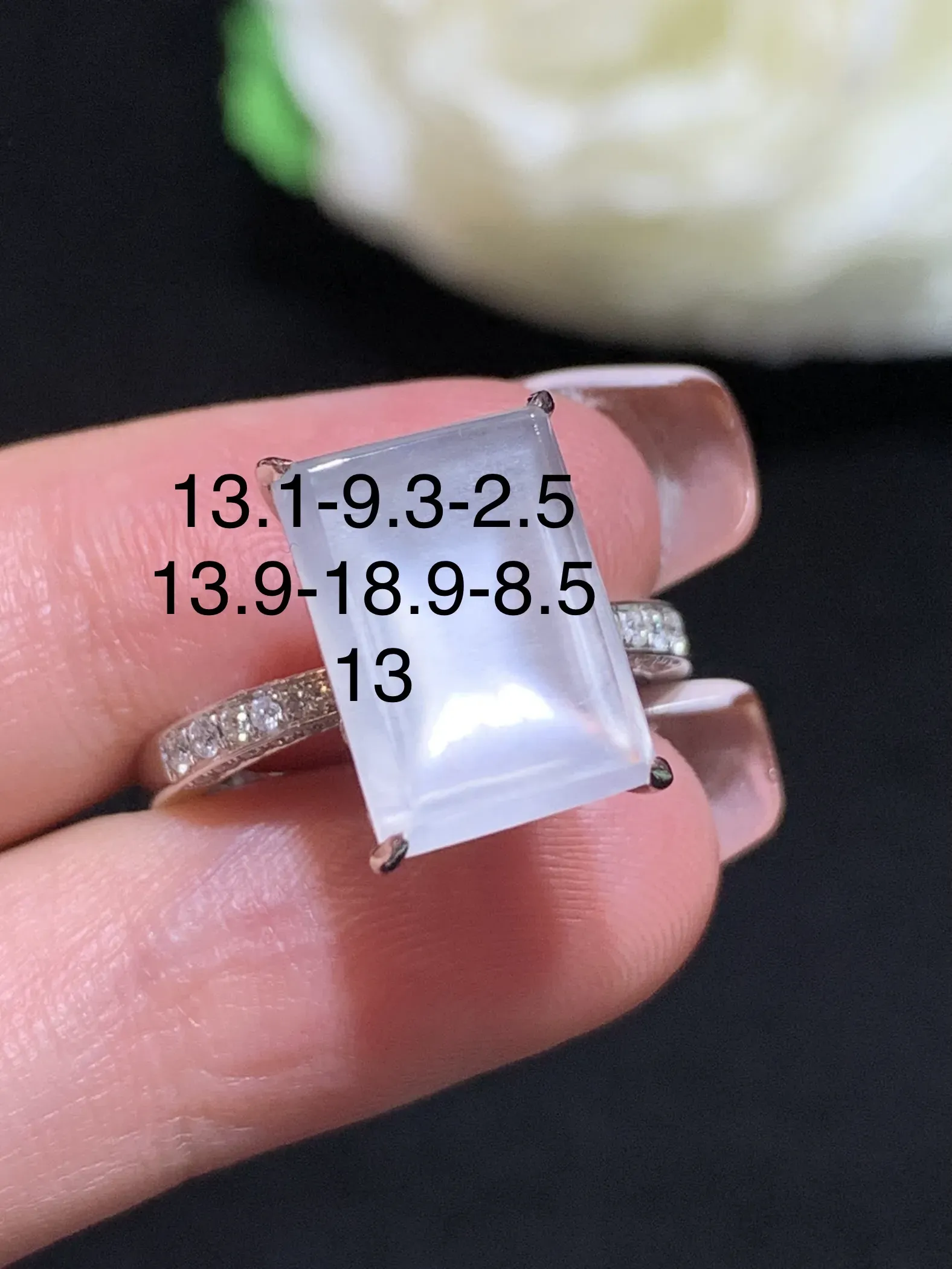 冰种无事牌吊坠，18k金伴钻，冰透起光，佩戴优雅，整体规格：13.9-18.9-8.5