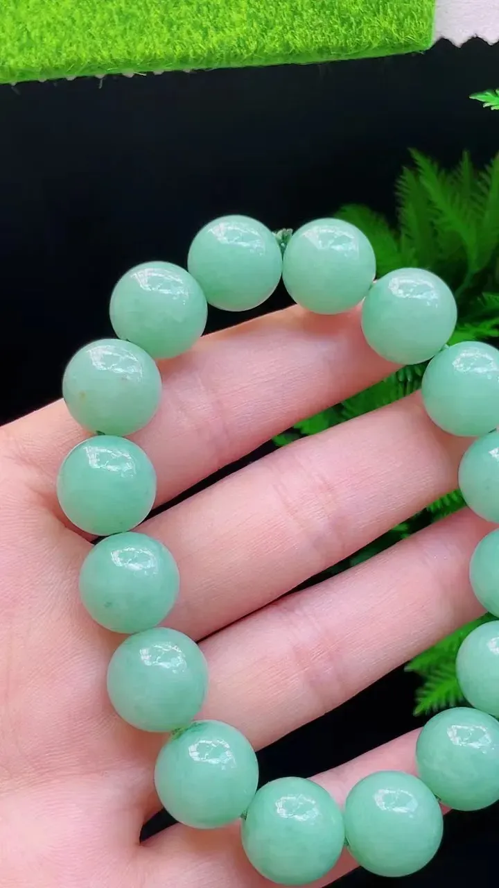 冰绿圆珠手串
尺寸12.5mm，i21ggk（纯自然光实拍）